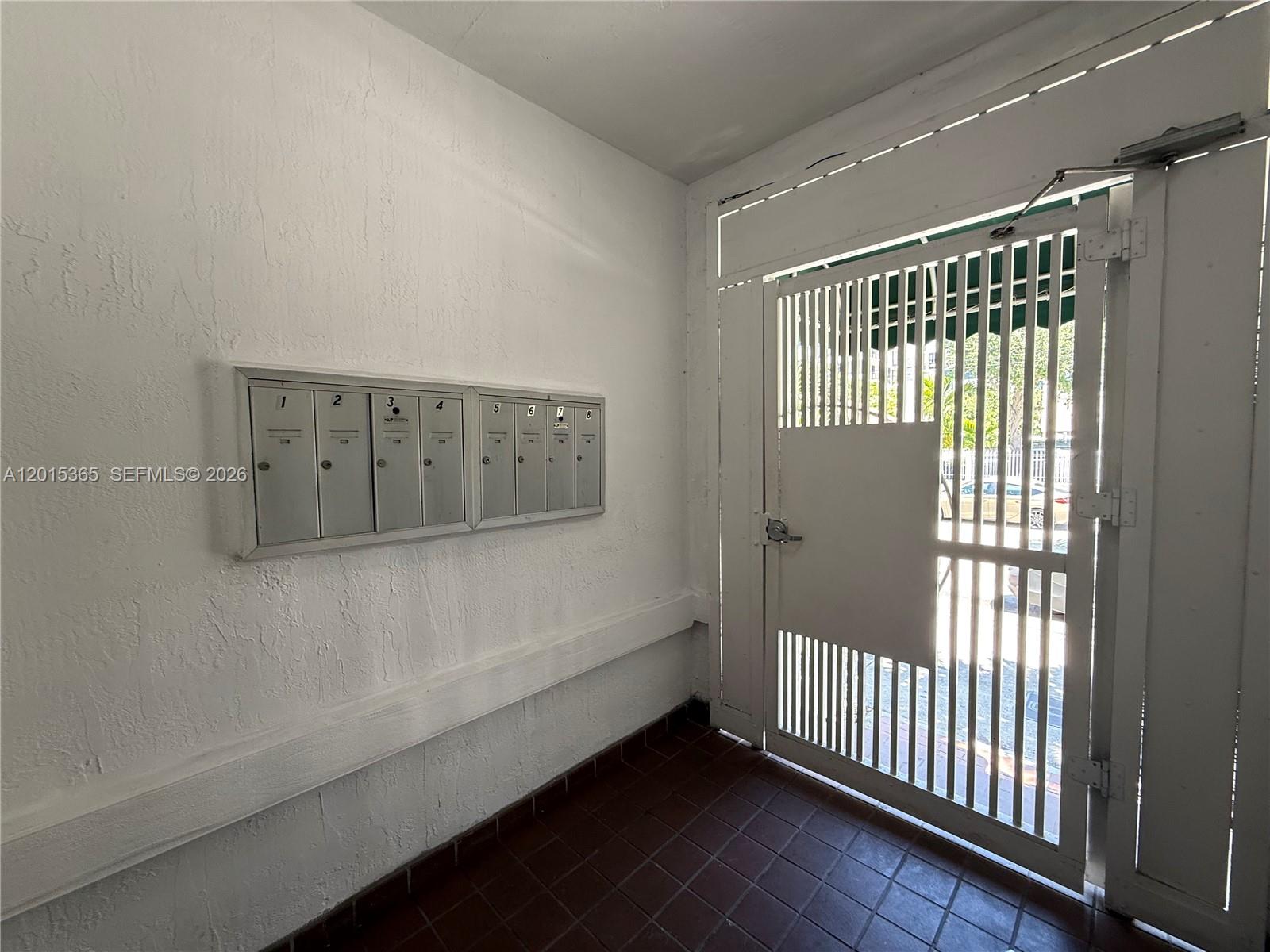 LAS PALMAS AT RIVERSIDE C - Residential Lease