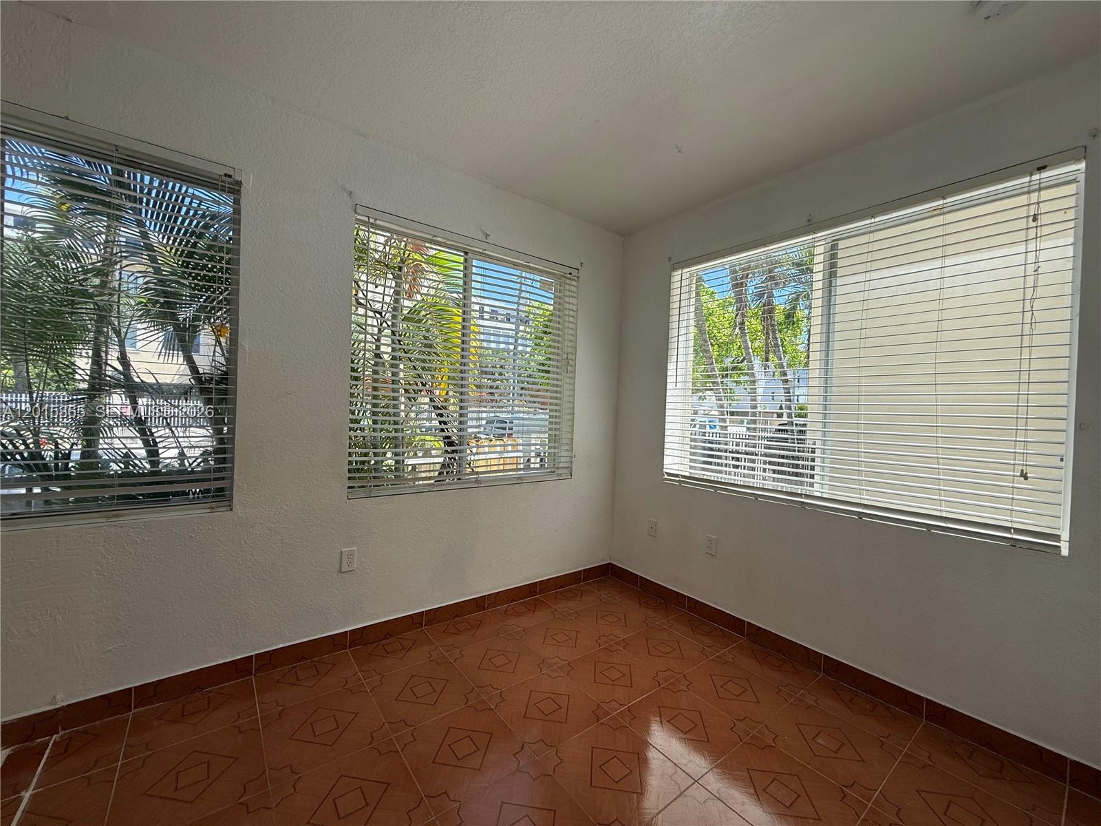 LAS PALMAS AT RIVERSIDE C - Residential Lease