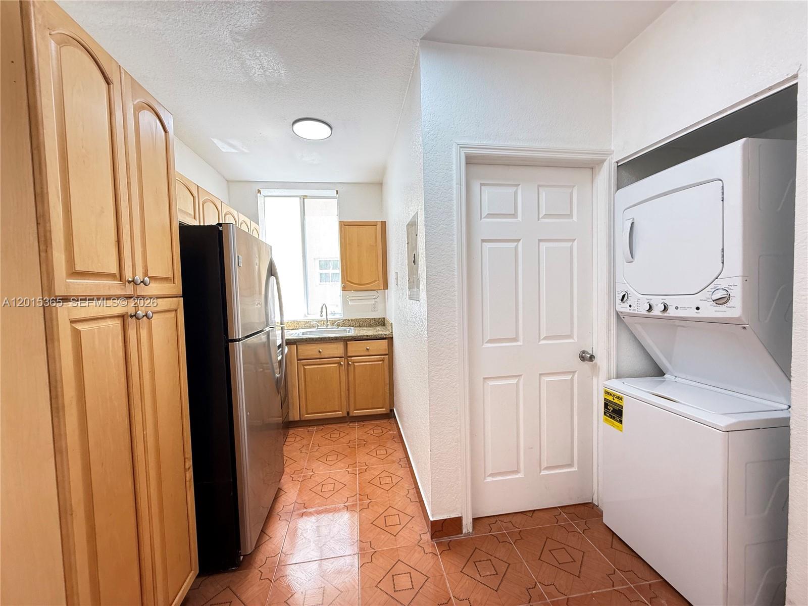 LAS PALMAS AT RIVERSIDE C - Residential Lease