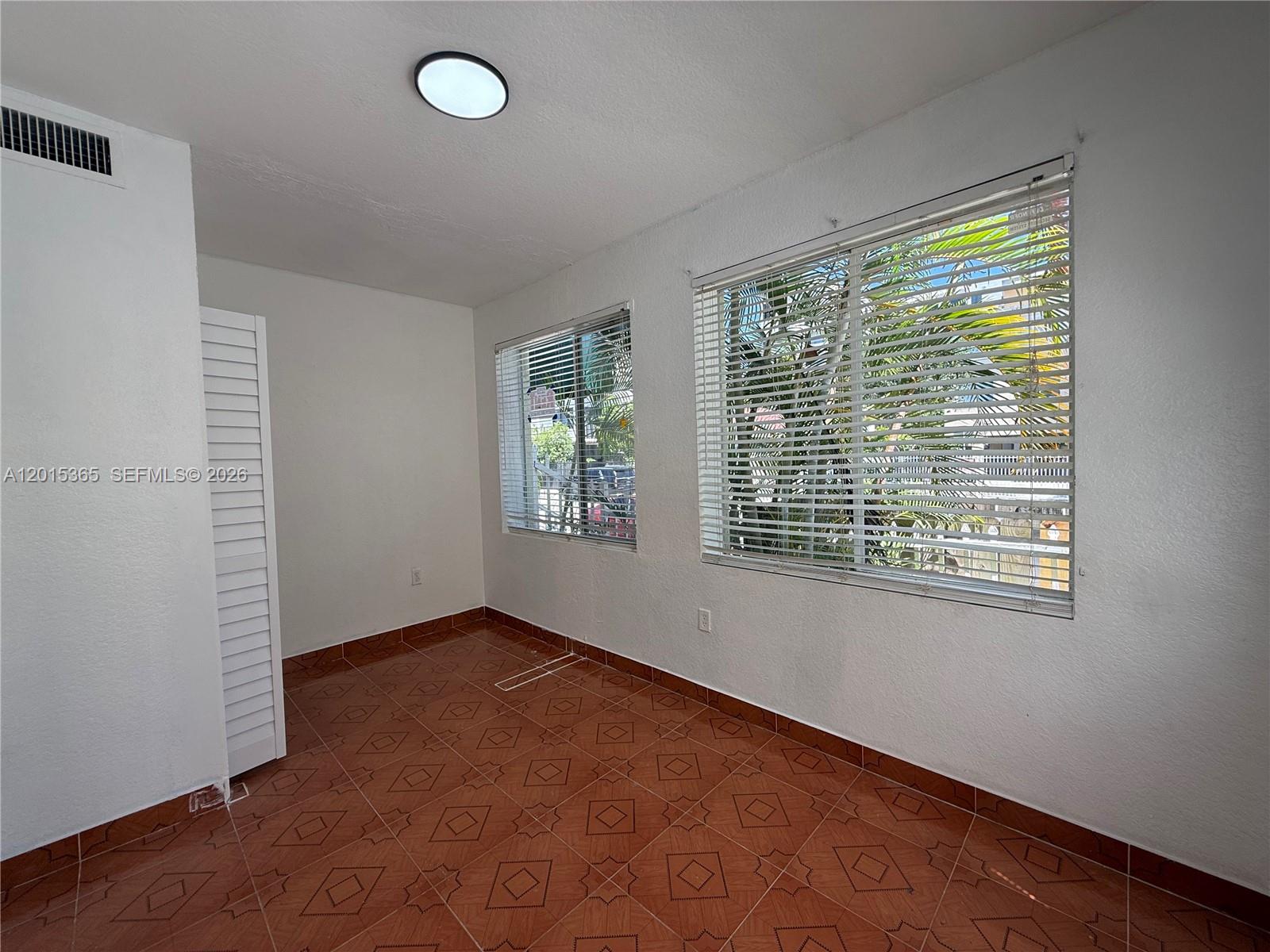 LAS PALMAS AT RIVERSIDE C - Residential Lease