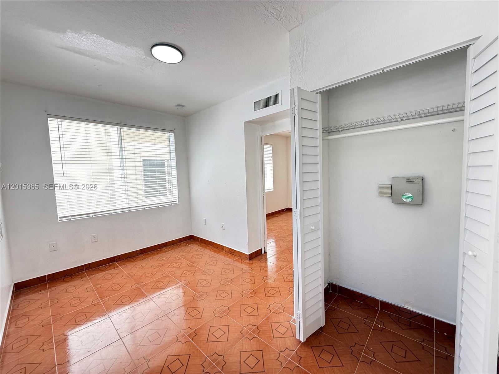 LAS PALMAS AT RIVERSIDE C - Residential Lease
