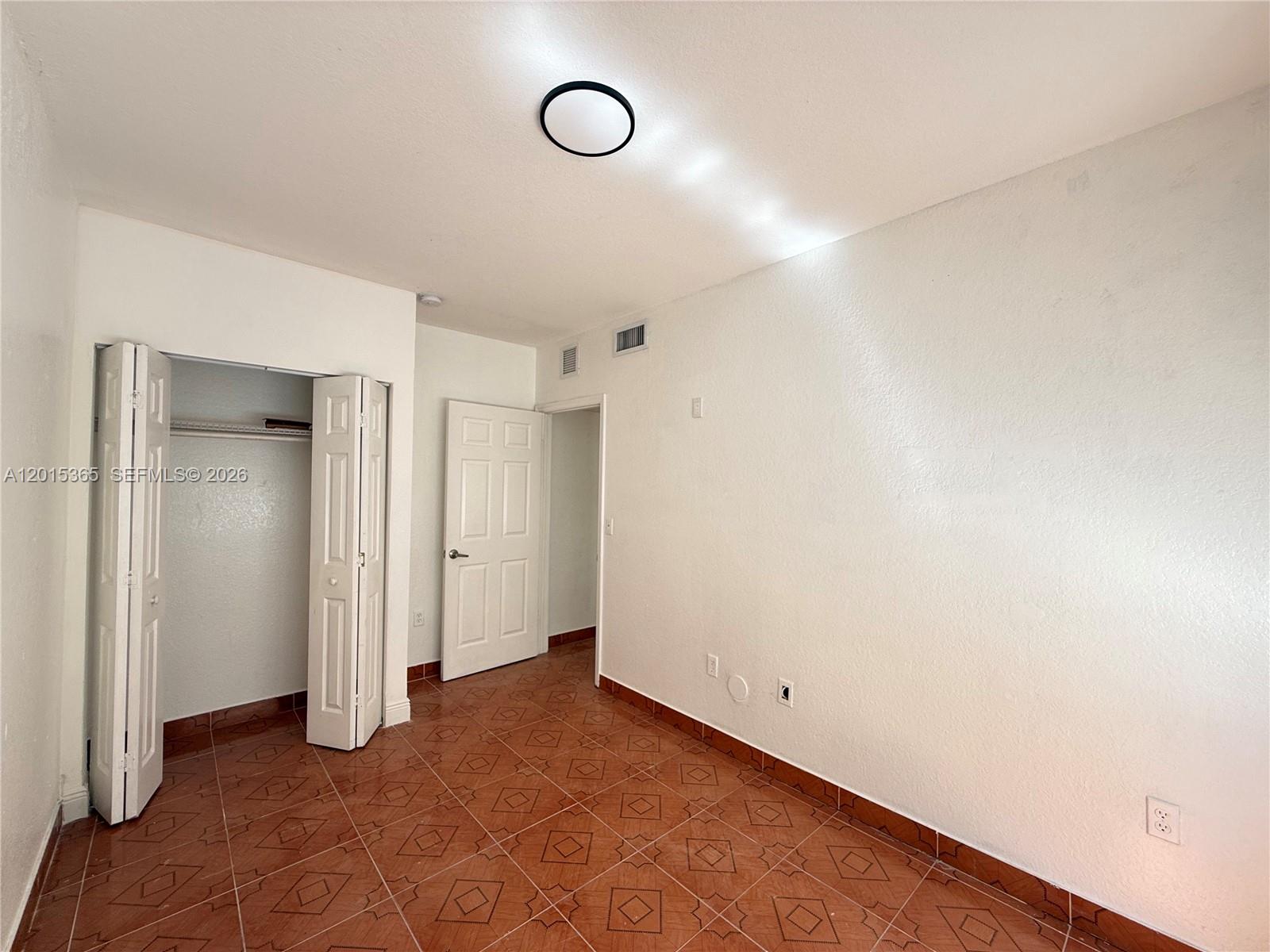 LAS PALMAS AT RIVERSIDE C - Residential Lease