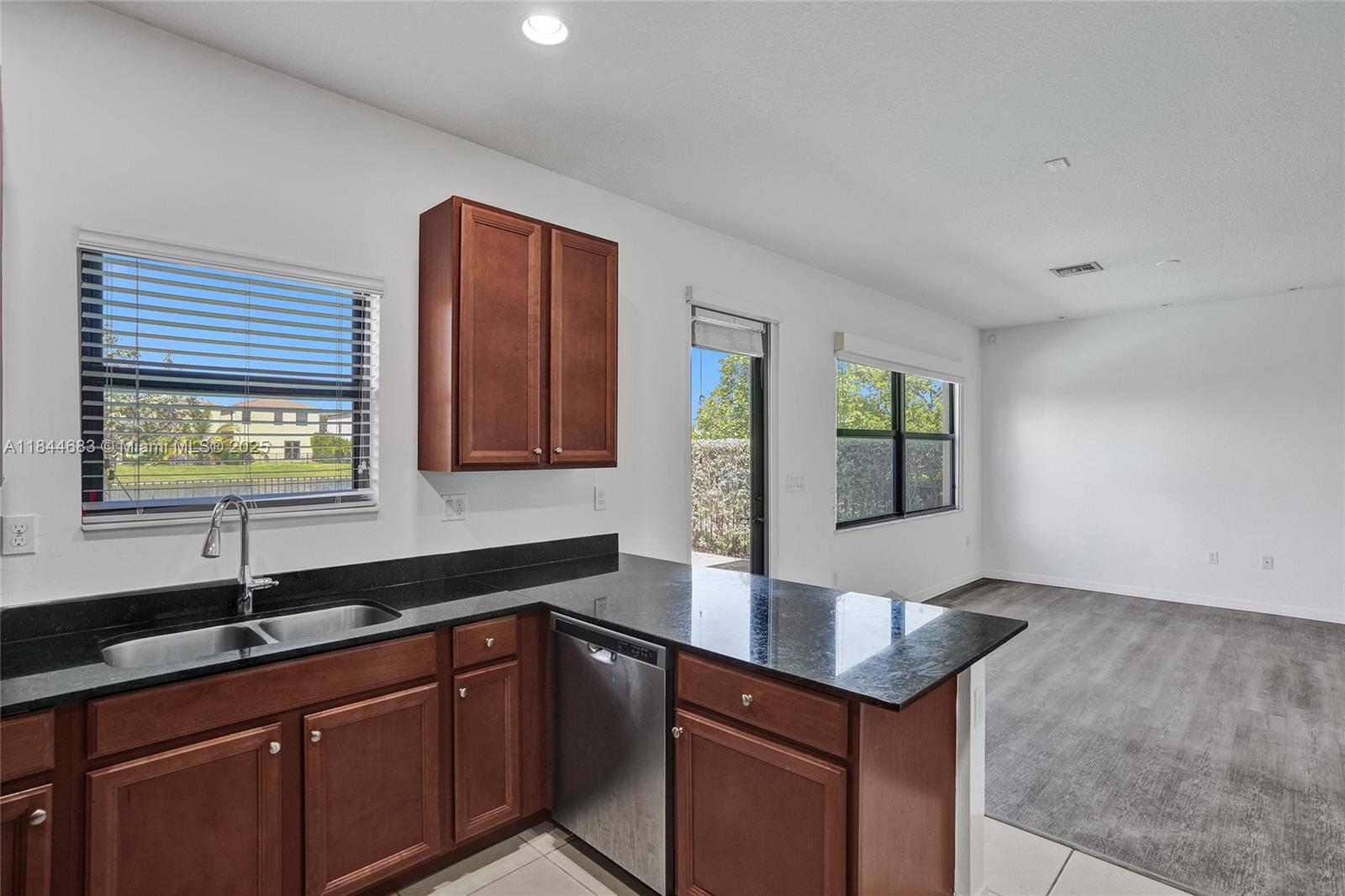 CHAMPION LAKES - Residential