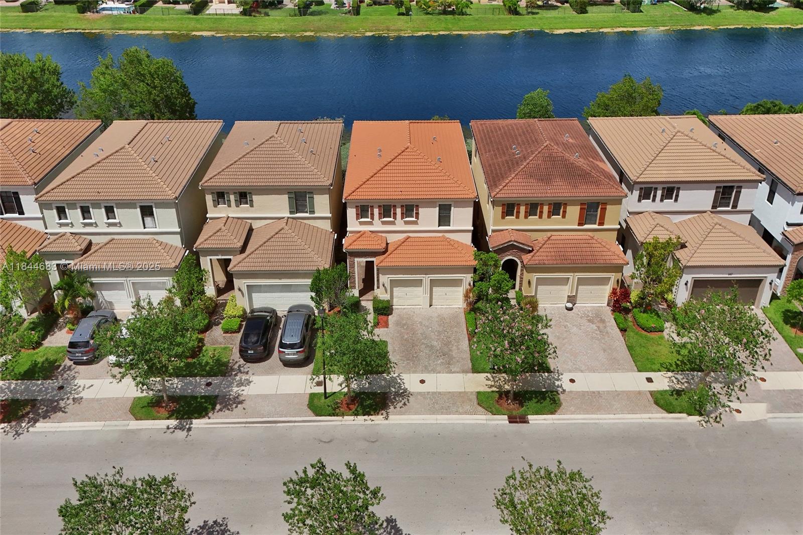 CHAMPION LAKES - Residential