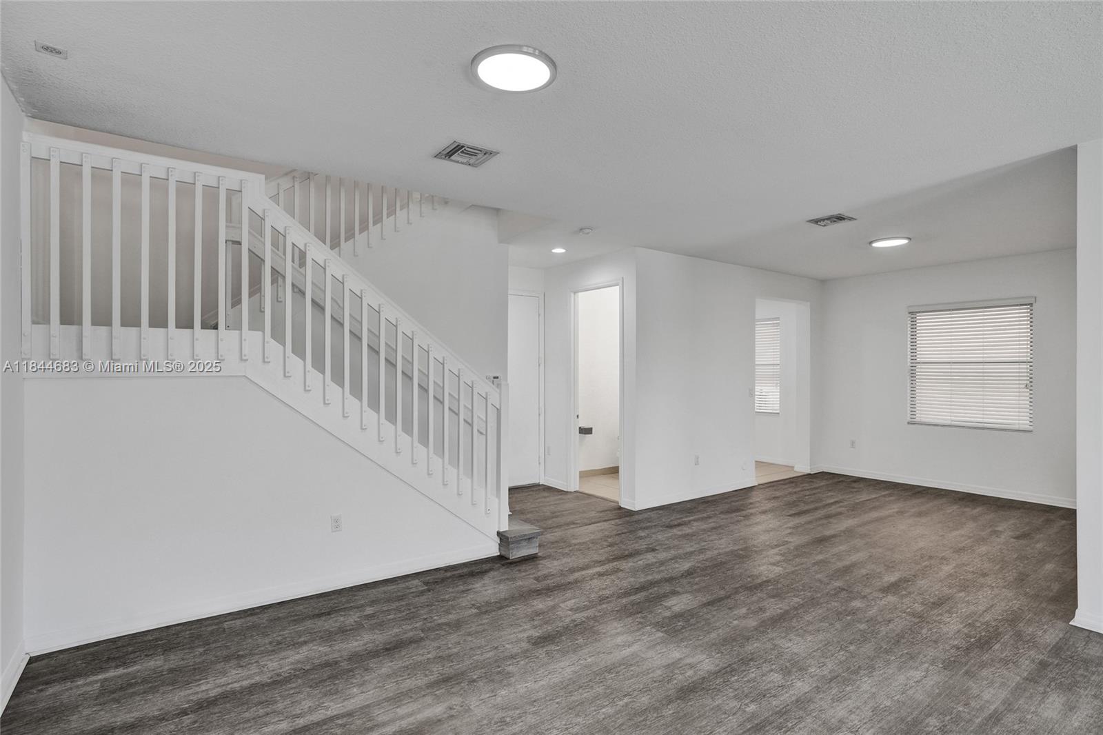 CHAMPION LAKES - Residential