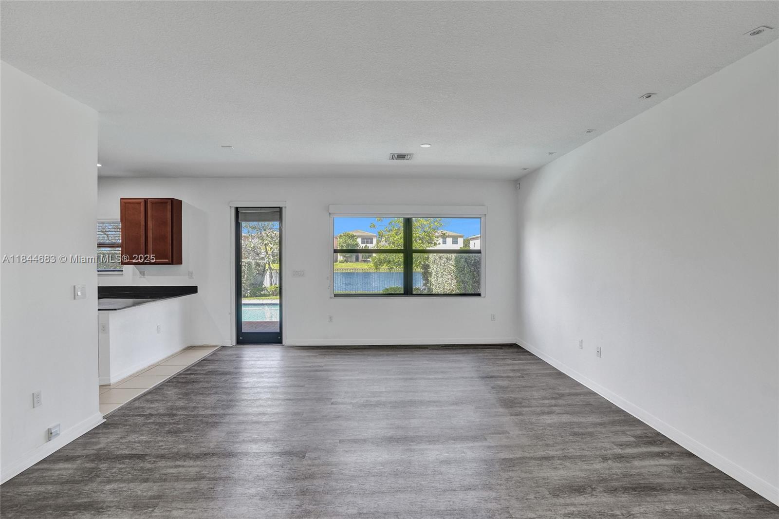 CHAMPION LAKES - Residential