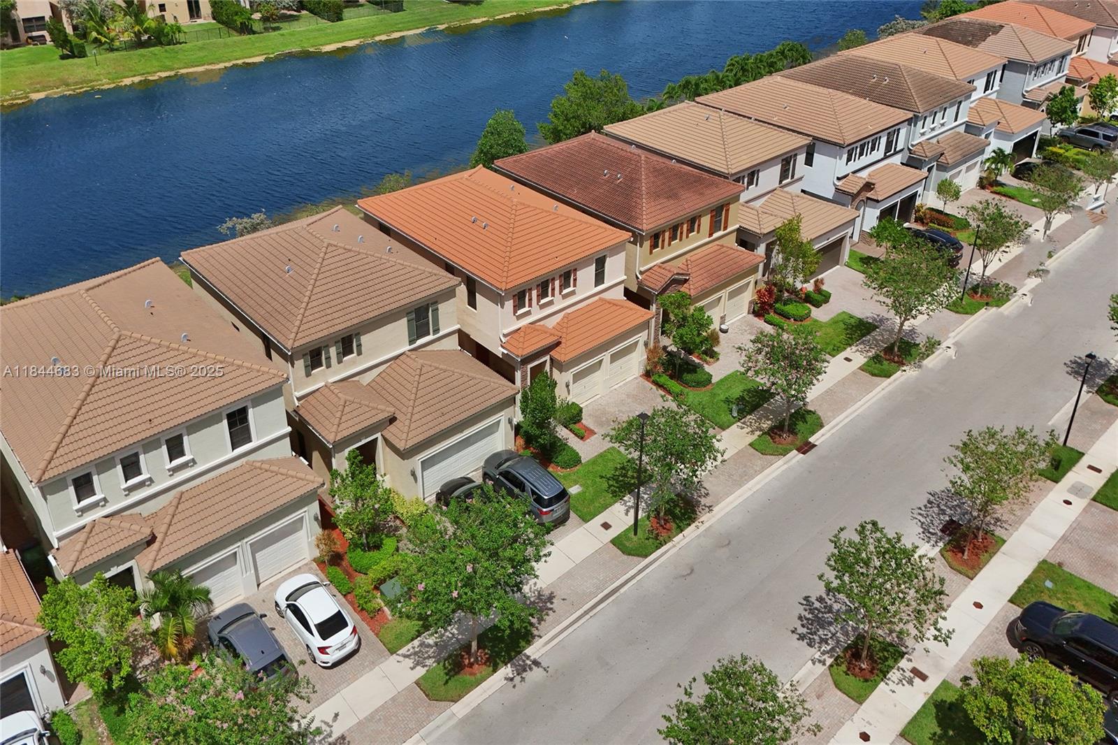 CHAMPION LAKES - Residential