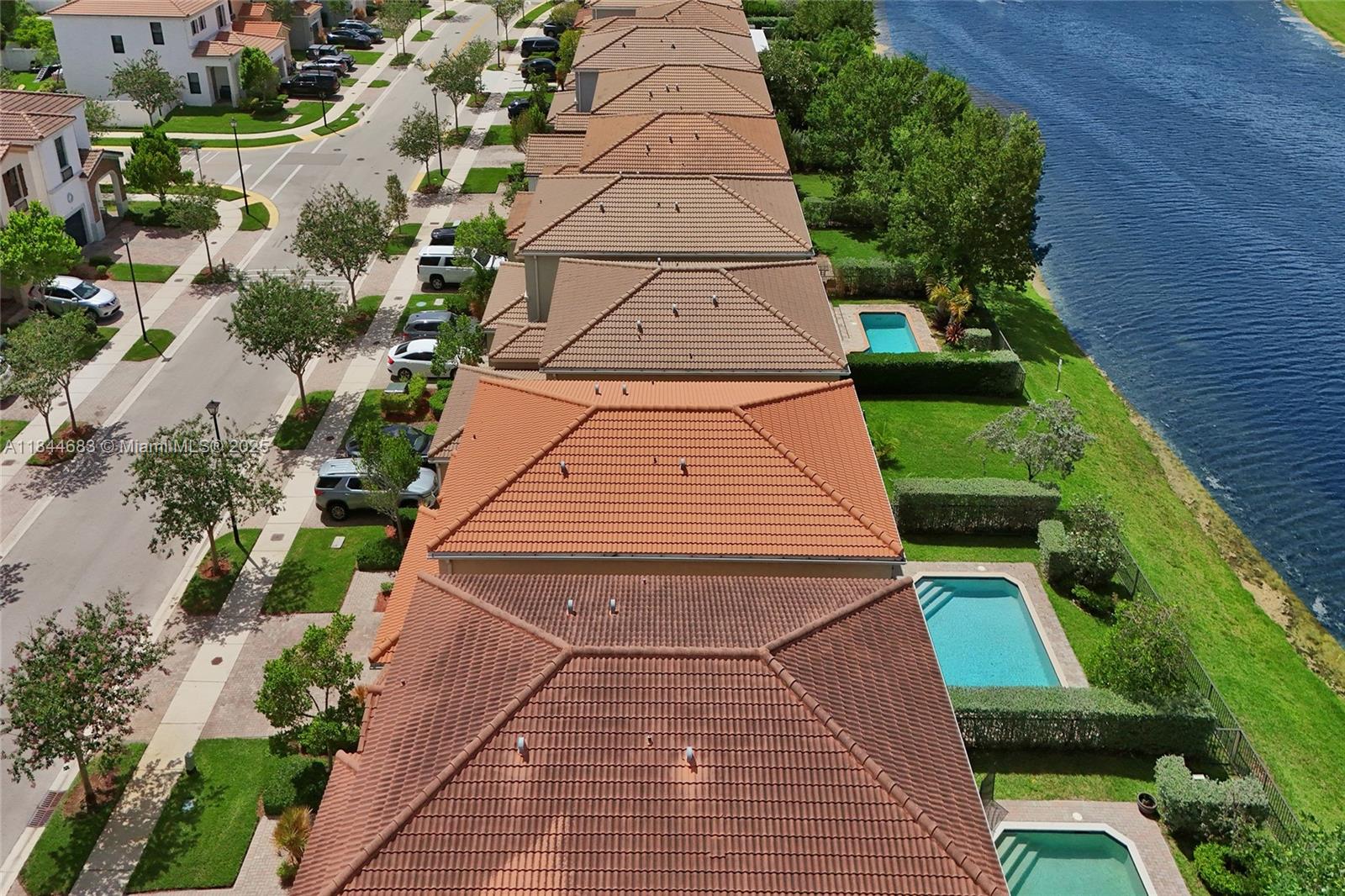 CHAMPION LAKES - Residential