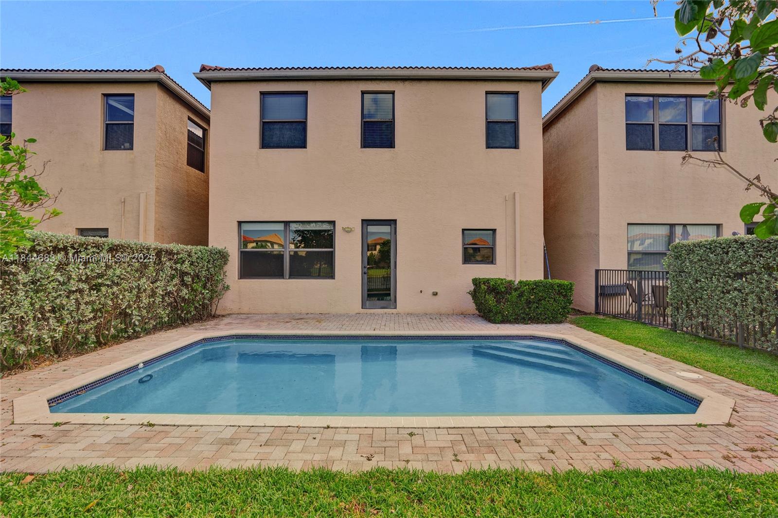 CHAMPION LAKES - Residential