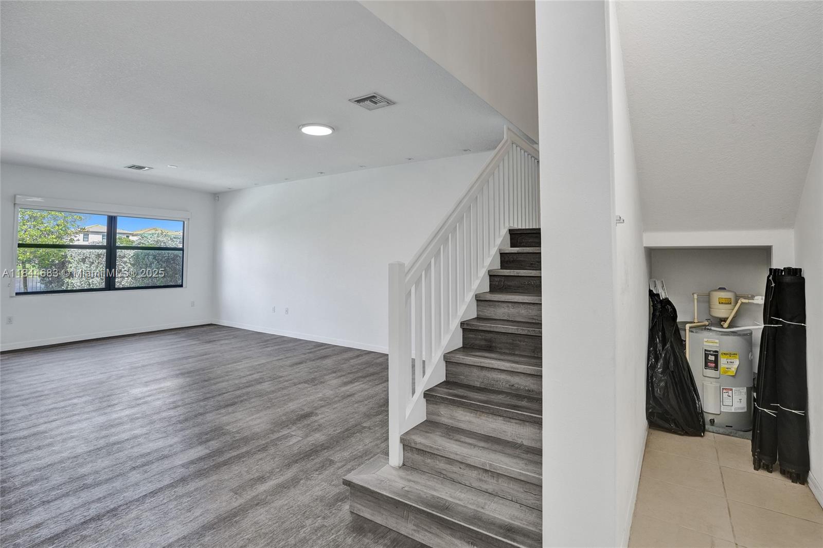 CHAMPION LAKES - Residential