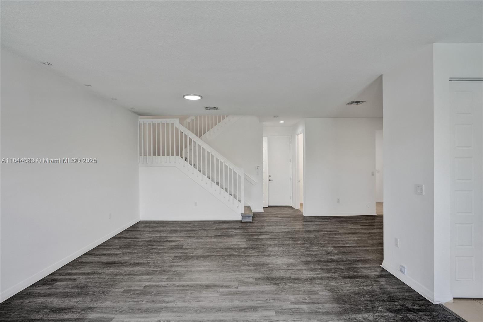 CHAMPION LAKES - Residential