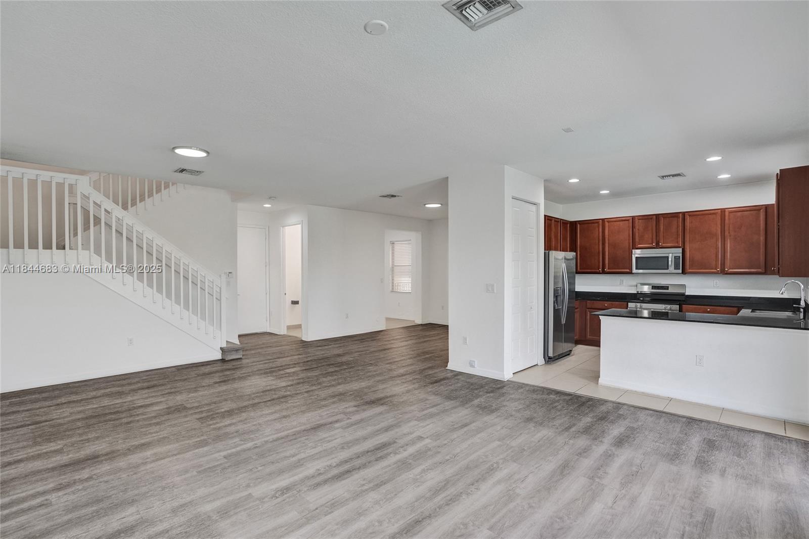 CHAMPION LAKES - Residential