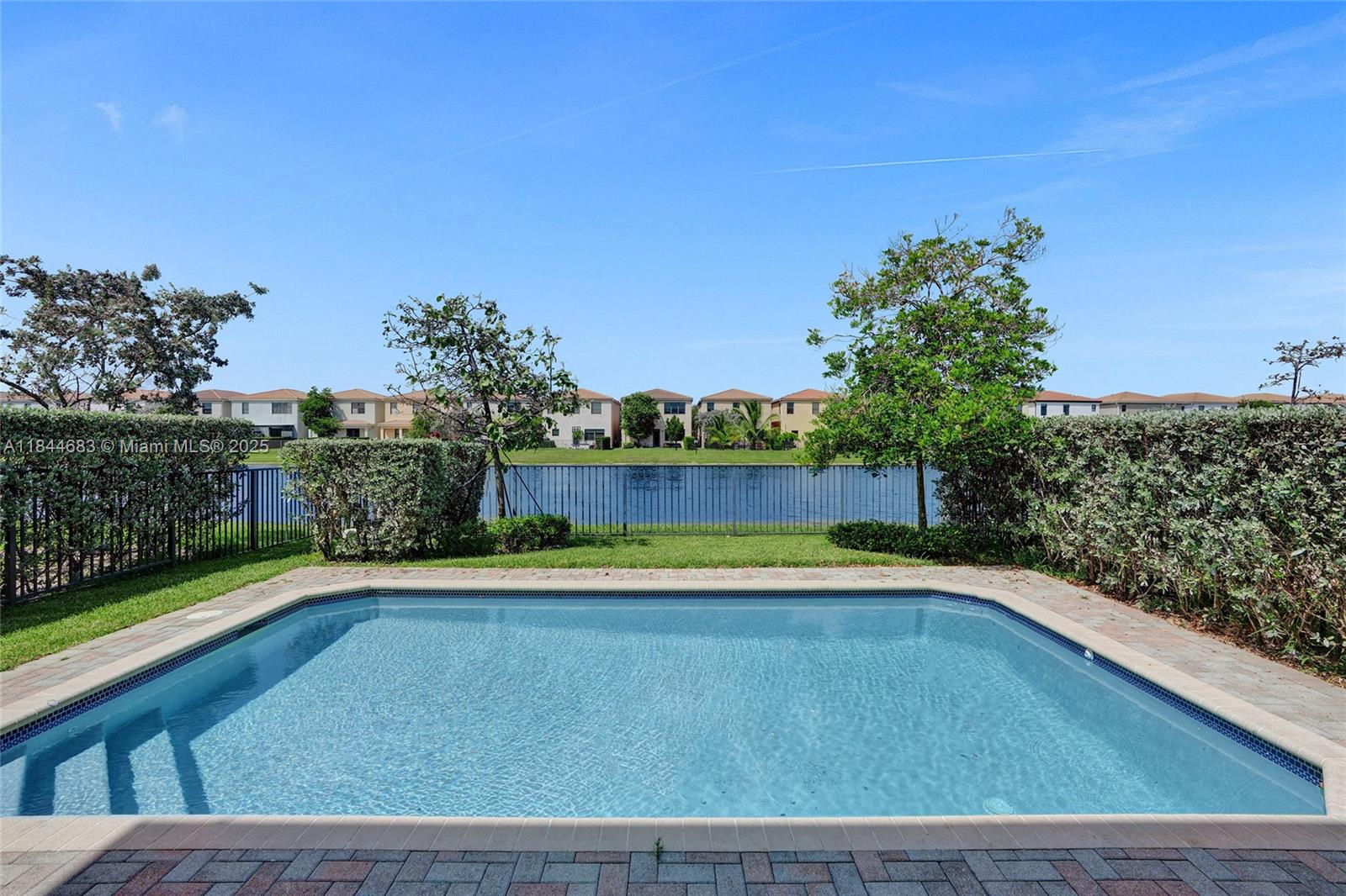 CHAMPION LAKES - Residential