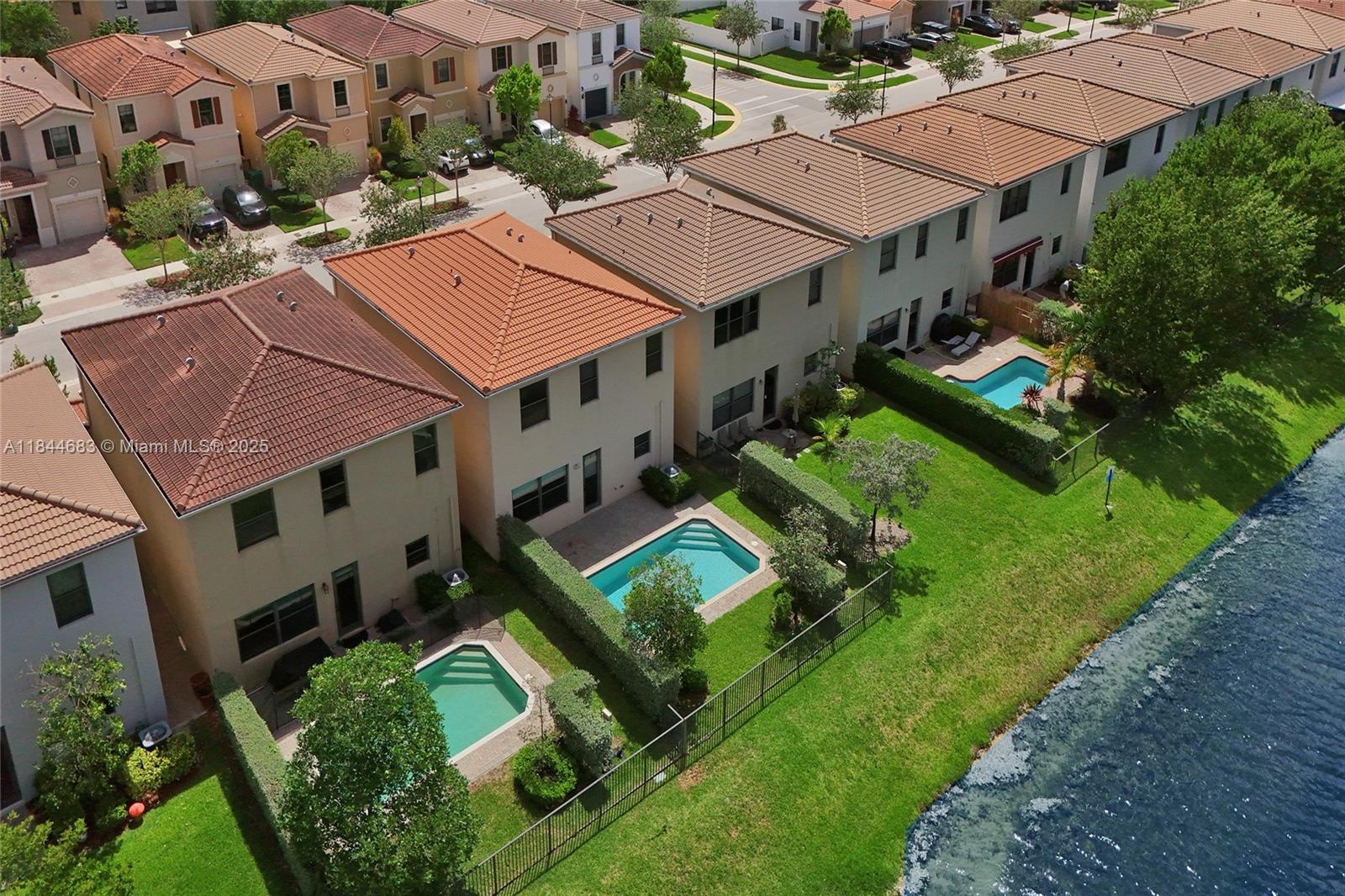 CHAMPION LAKES - Residential