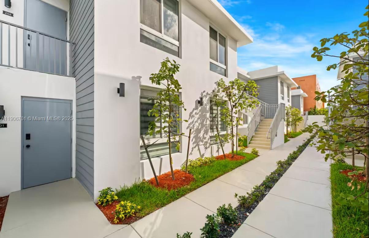 LAWRENCE ESTATE LAND CO - Residential Lease