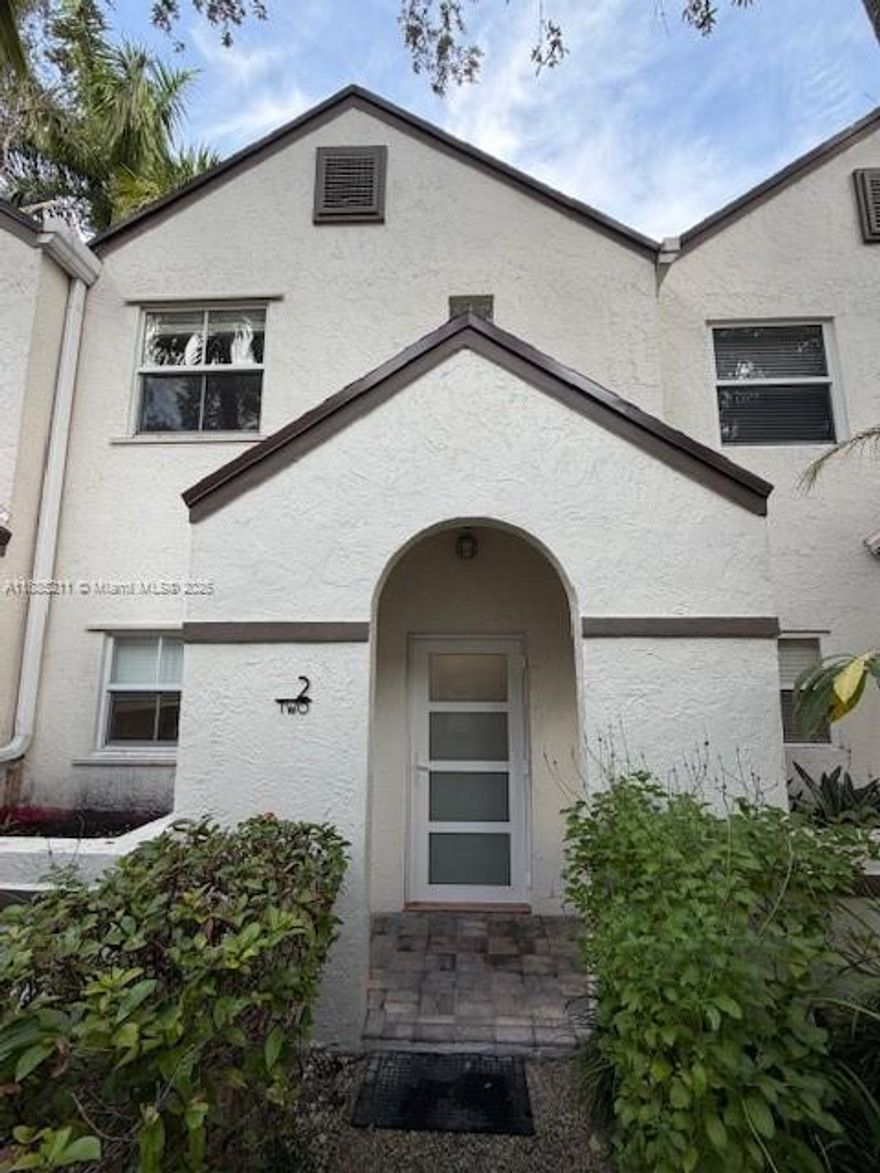 LOCATION, LOCATION, LOCATION!  BEAUTIFUL AND COMPLETELY RENOVATED 2 BEDROOM , 1.5 BATH TOWNHOME WALKING DISTANCE TO LAS OLAS BLVD.  ENJOY ALL THE DINING AND LIFE DOWNTOWN FT LAUDERDALE HAS TO OFFER!
CHARMING, SMALL GATED COMPLEX.