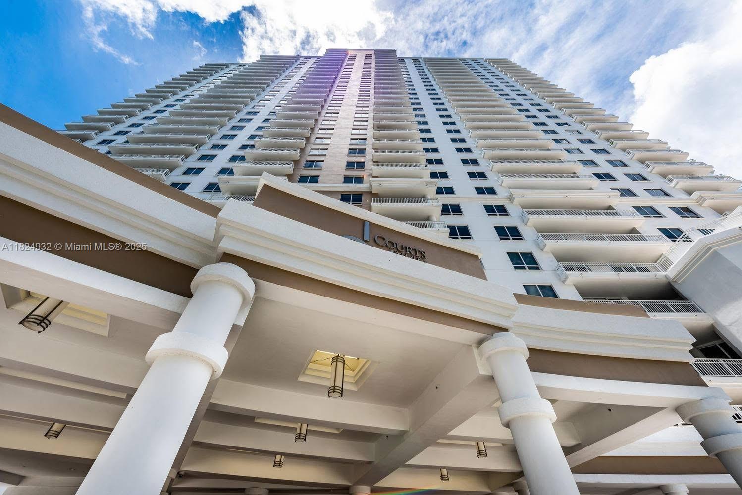 Beautiful 1 bedroom, 1 bath and half in the prestigious Courts at Brickell Key. Marble floors in the living areas, and wood in the Master bedroom, granite counter tops, top of the line appliances. Covered 1 parking space assigned. One of the best buildings in the Island, concierge 24 hours, complimentary valet, renovated gym and much more.