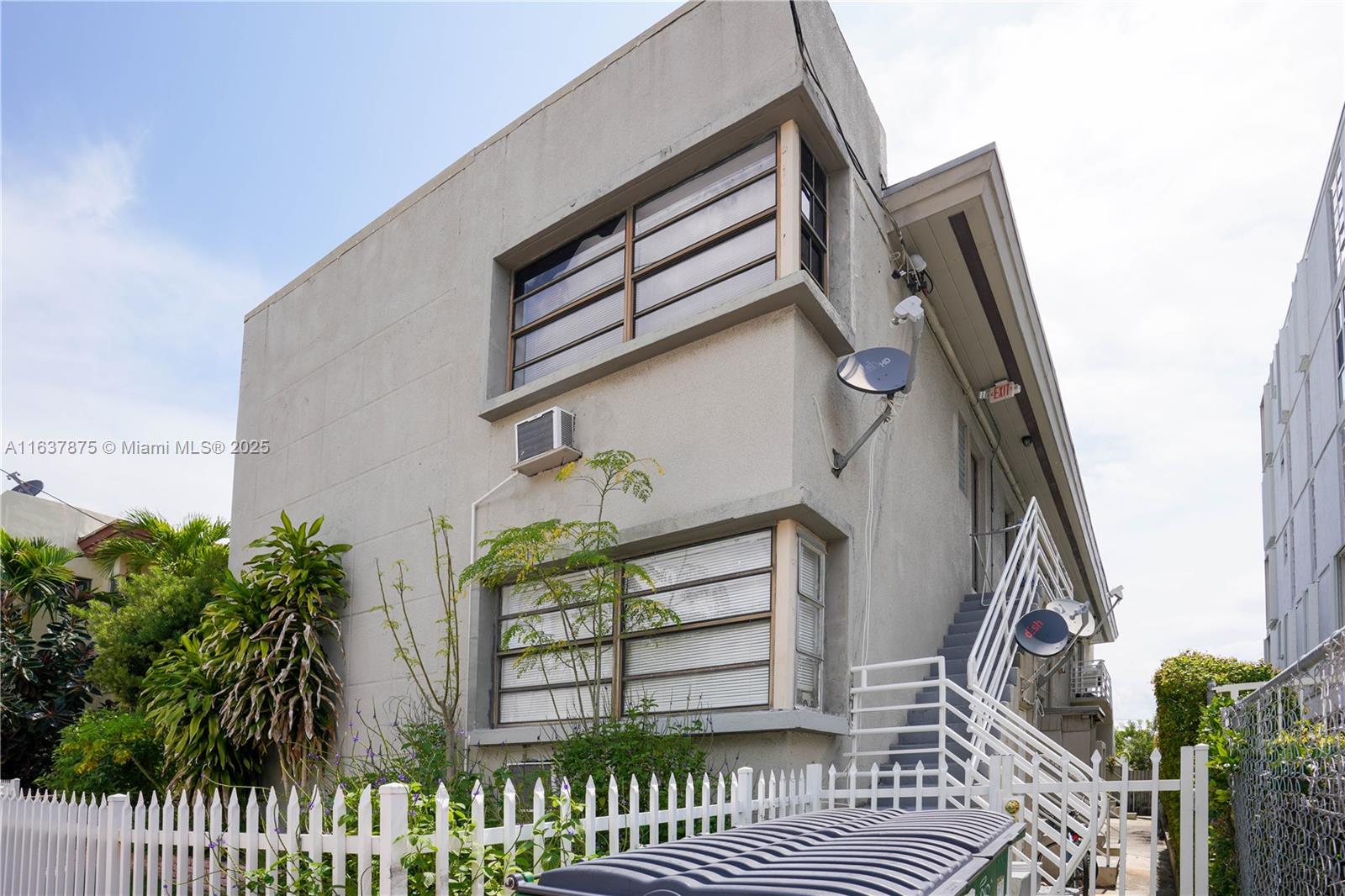 8321 Crespi Blvd