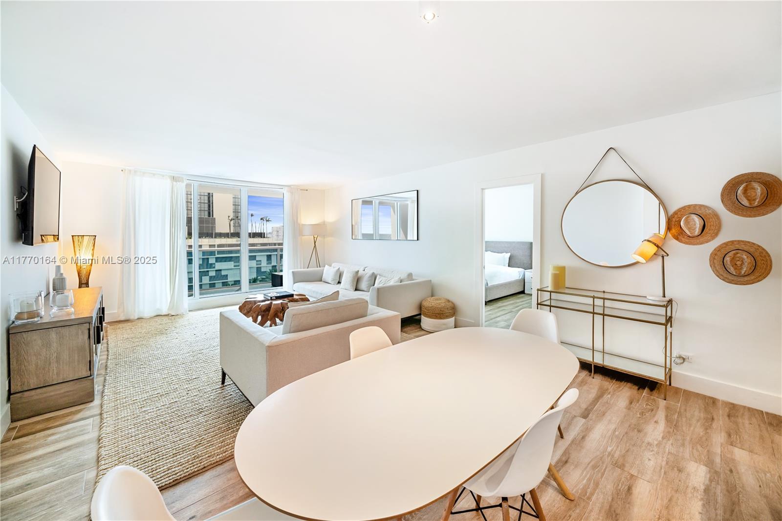 2301 Collins Ave 703