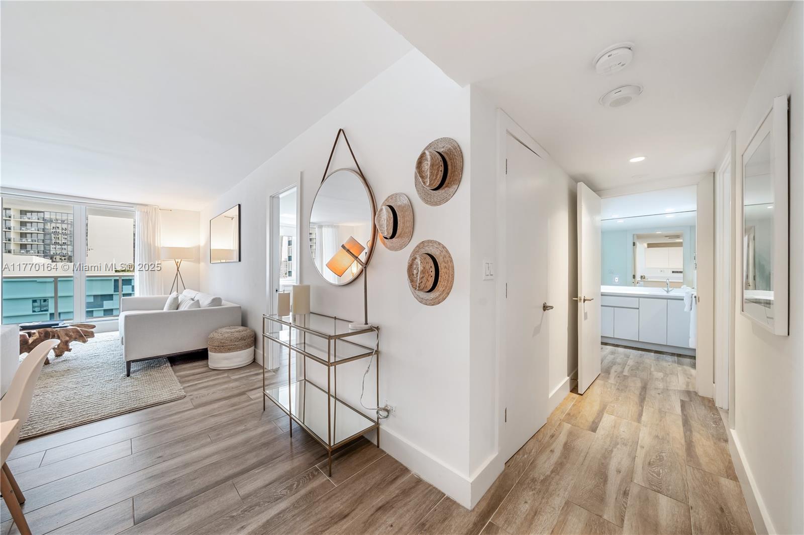 2301 Collins Ave 703
