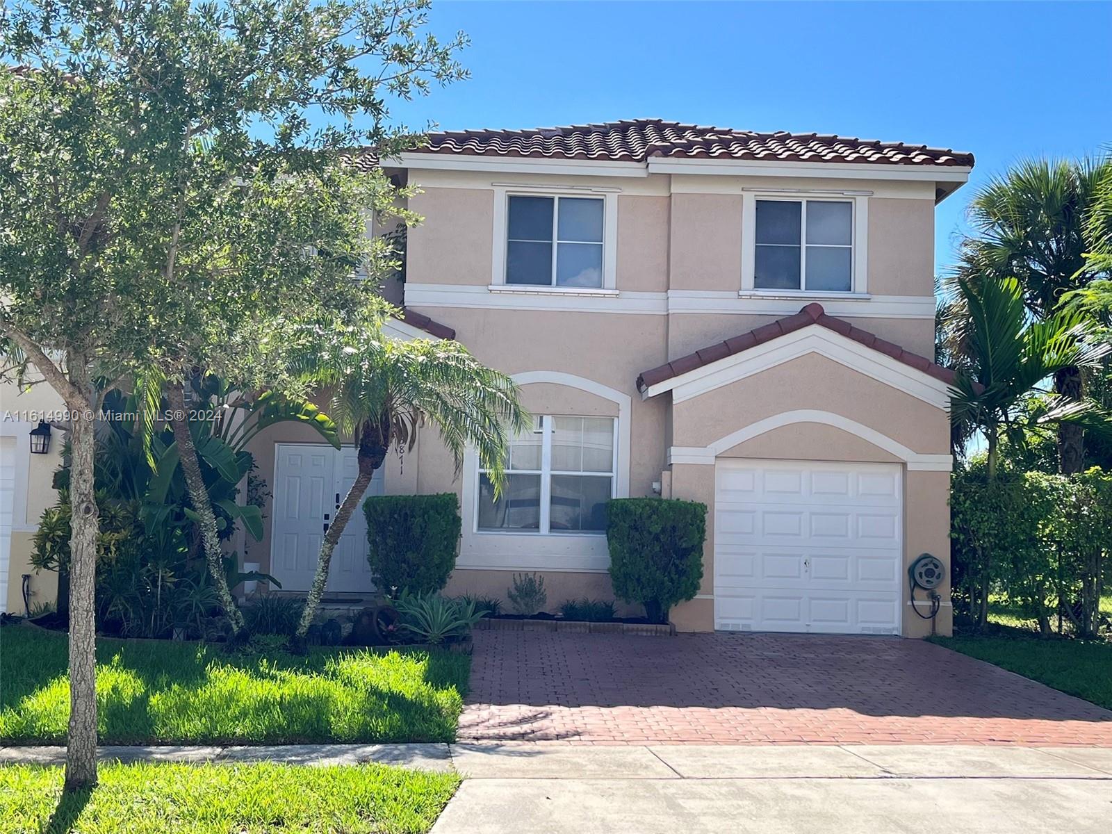 SPACIOUS TOWNHOME THAT FEELS LIKE A SINGLE FAMILY HOME. 4 BEDROOMS + LOFT VERY BRIGHT AND WELL MANTAINED. OVERSIZED FENCED CORNER  LOT, ONE OF THE BEST IN THE COMMUNITY. COVERED PATIO AND LARGE L SHAPED YARD WITH AMAZING LAKE VIEWS.  
FULLY UPGRADED. EXCELLENT LOCATION. NO ASSOCIATION SCREENING FOR FAST APPROVAL. PRESENT ALL OFFERS WITH FULL CREDIT REPORT AND FULL BACKGROUND CHECK FOR ALL OCCUPANTS  18. REFERENCE LETTER AND CONTACT INFORMATION FROM PREVIOUS LANDLORD.