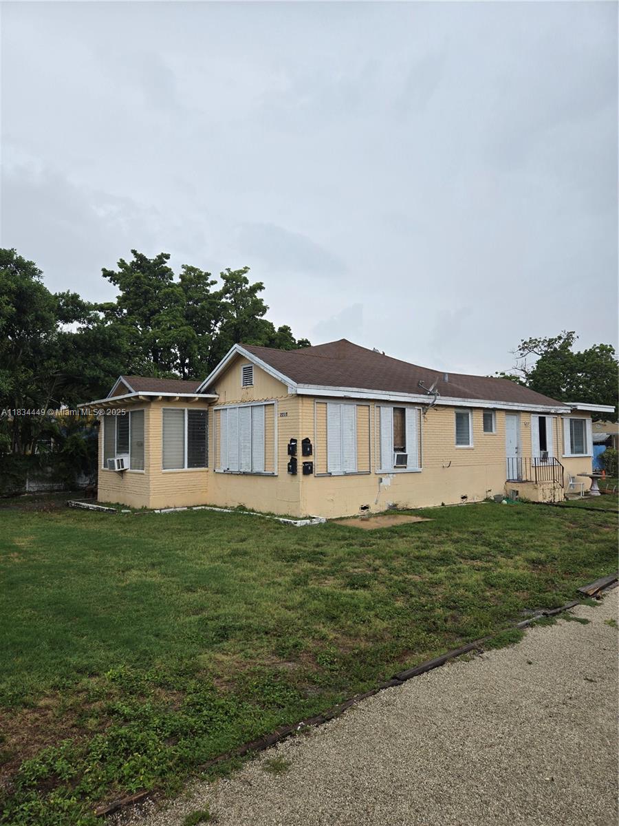 GREAT DEAL FOR SOMEBODY ! 2/1 second bedroom could be used as a office or bedroom - LARGE YARD ! LARGE UNIT ! ALL TILE - WALK TO DOWNTOWN ! MUST SEE
! TEXT ME TEXT ME