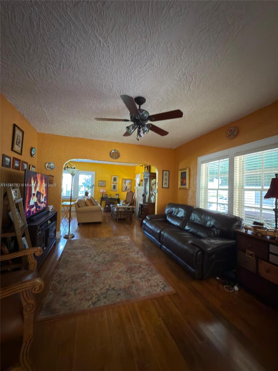 537 Glen Way