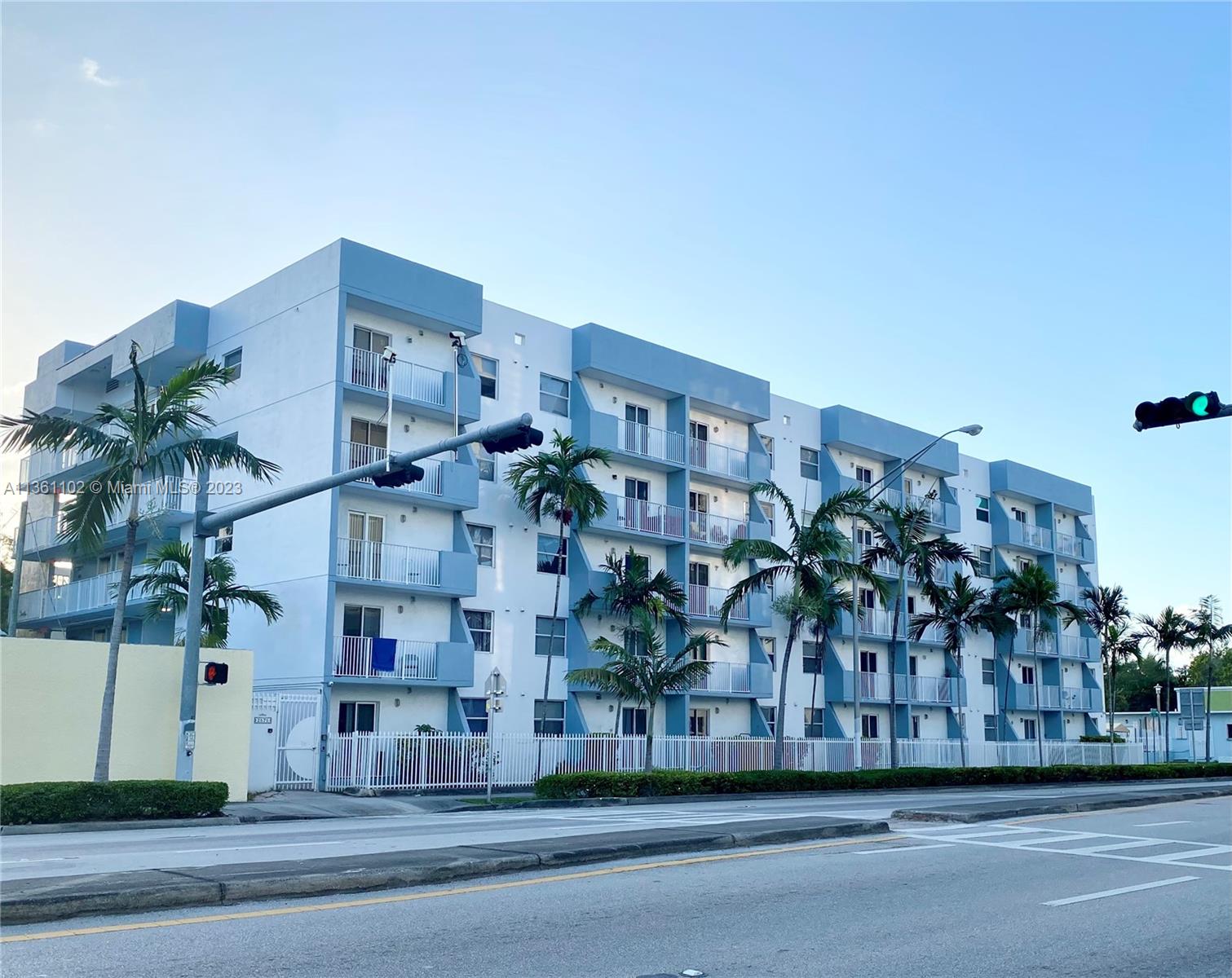Photo 16 of 18 of 2575 SW 27th Ave 409 condo