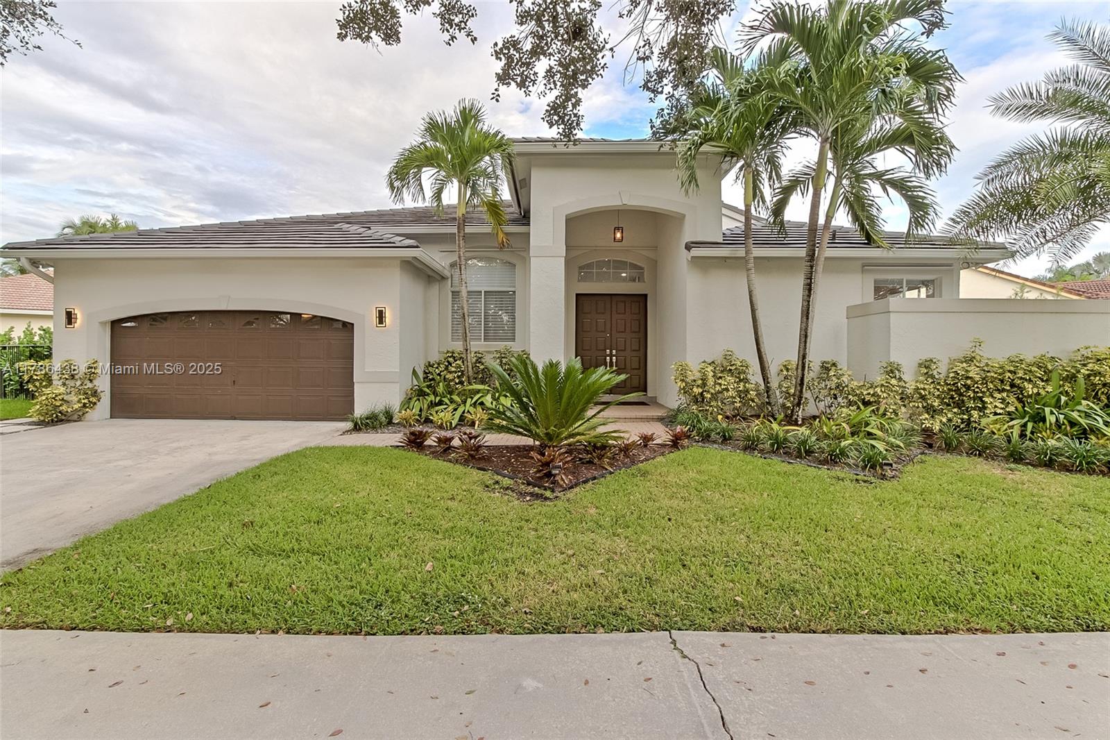 Stunning 5 BR/3 BA One-Story Home | 3,705 Sq. Ft. Total Area on Oversized 13,155 Sq. Ft. Lot
Fully furnished, modern home in prestigious Weston Hills Country Club. Features lake view, private pool, outdoor kitchen, pergola with fireplace, and elegant interiors by a renowned Riviera Maya architect. Porcelain floors, gourmet kitchen with quartz countertops, SS appliances, wine cooler, and custom AVANTI Italian Closets. Gated community with optional golf membership, top-rated schools, and quick access to I-75, I-595, and Sawgrass.