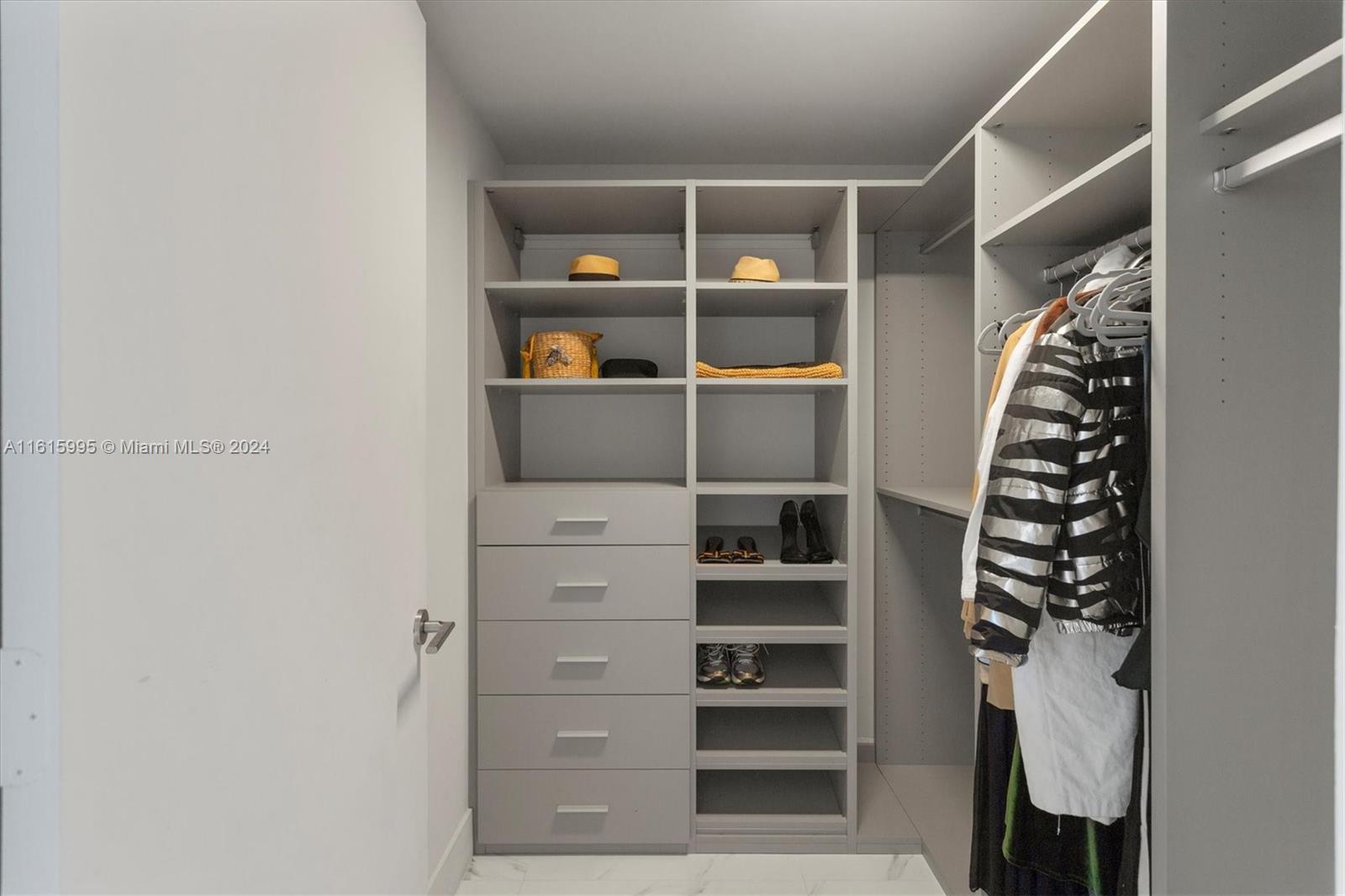 PARQUE TOWERS CONDO - Residential