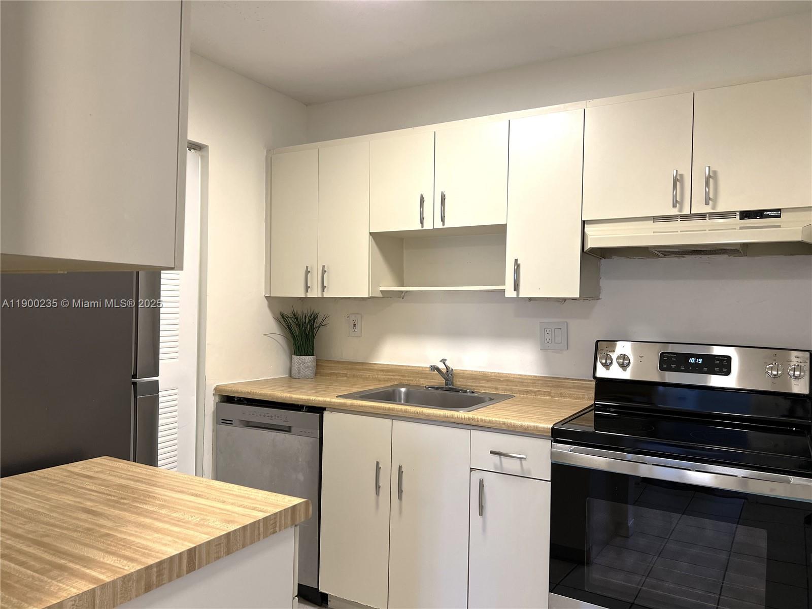 LAKEVIEW AT HAMMOCKS COND - Residential Lease