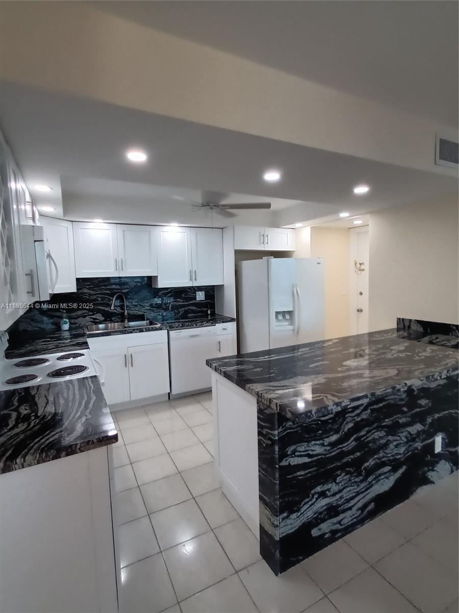 TRAFALGAR TOWERS CONDOMINI - Residential Lease