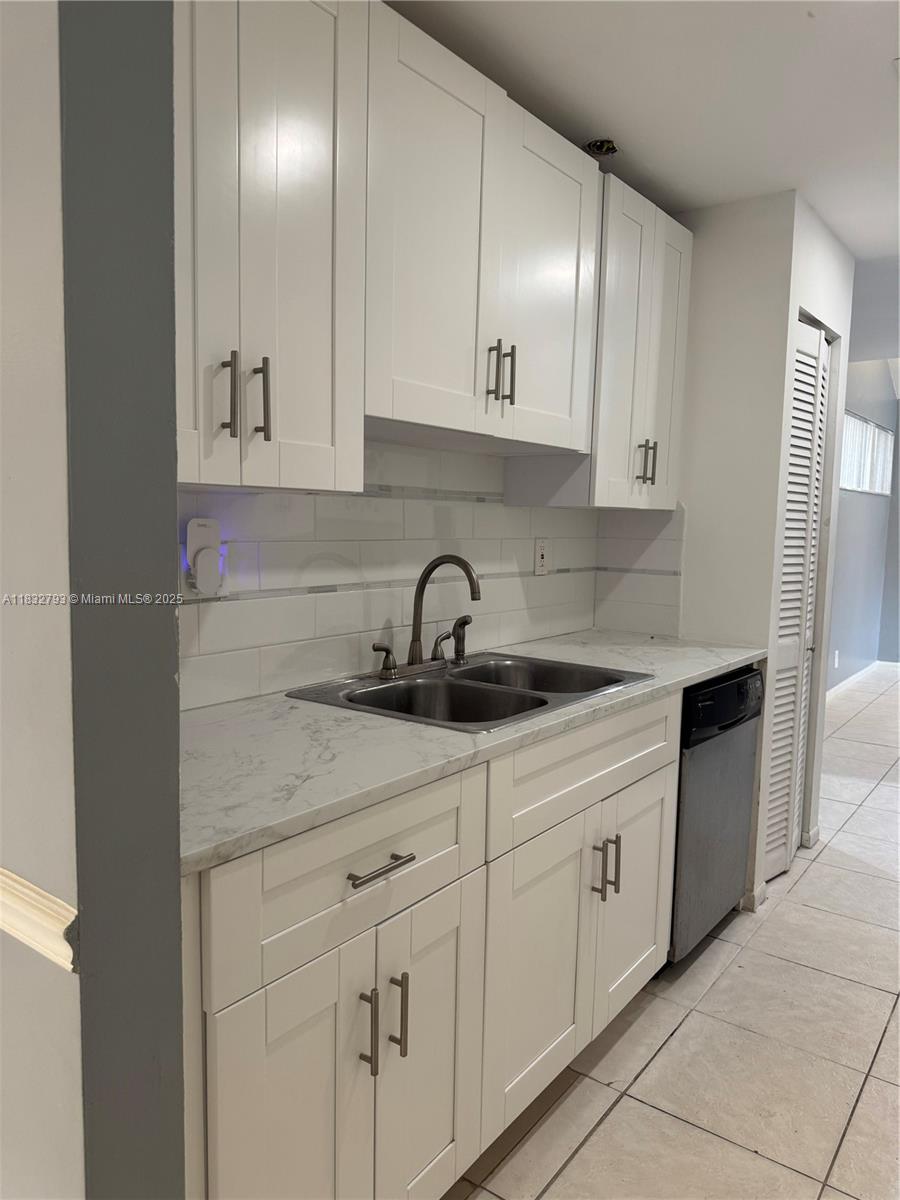 This lovely home is located in the heart of Plantation and offers comfort and convenience with 3 spacious bedrooms and 2,5 bathrooms. It features a washer and dryer, as well as 2 designated parking spaces. Its prime location provides easy access to major highways, top-rated schools, a wide variety of plazas offering many dining, shopping, and accessible fitness center options. Don't miss this incredible rental opportunity and schedule your visit today!