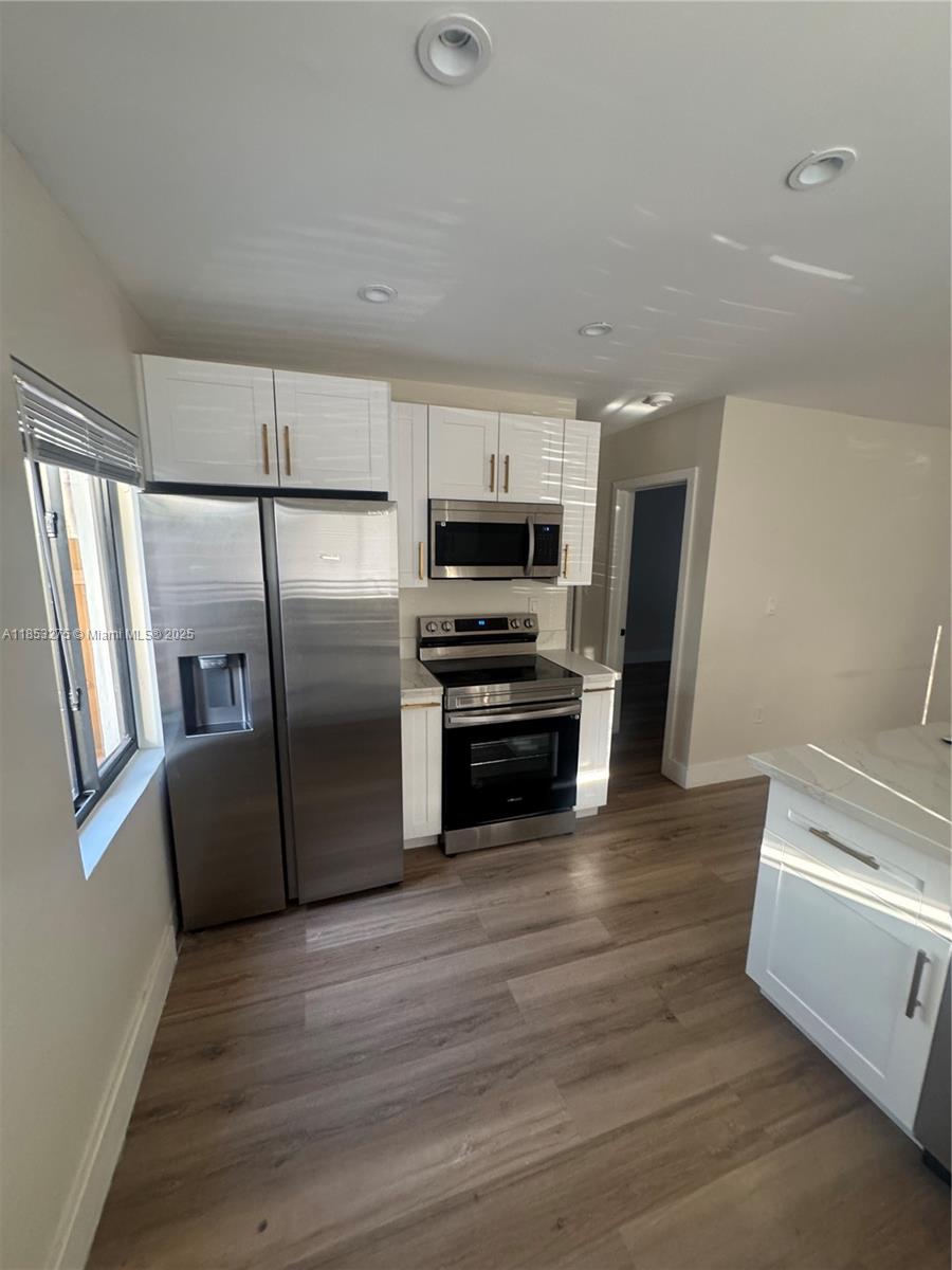 Live the Fort Lauderdale dream! This recently renovated 1 bed, 1 bath offers a sleek interior and a huge, private backyard – ideal for entertaining or simply soaking up the sun. Available for immediate rental! Prime location, private paradise.