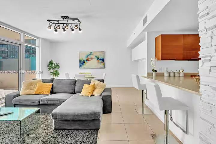 MIDBLOCK MIAMI CONDO - Residential Lease