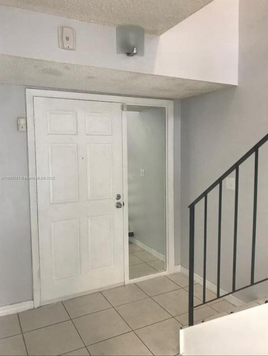 GREAT RENTAL WASHER AND DRYER INSIDE TOWNHOUSE STYLE CONDO FOR RENT. I BEDROOM AND 1.5 BATHROOMS, BALCONY AND MUCH MORE. SEPERATE LAUNDRY ROOM, LARGE BEDROOM.