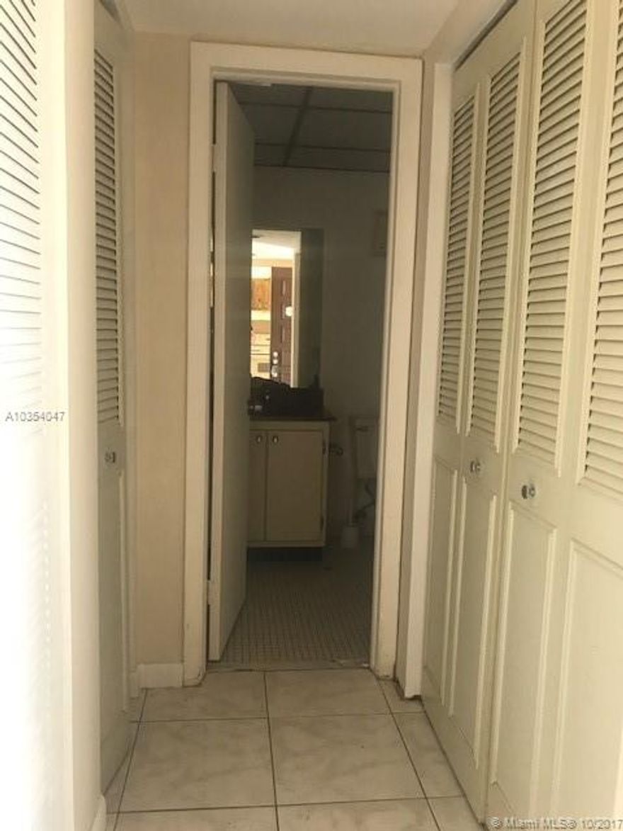 BEAUTIFUL UNIT IN CYPRESS CHASE NORTH 1 BLDG CONDO. GATED COMMUNITY. FAMILY FRIENDLY. WASHER AND DRYER IN UNIT BASIC CABLE INCLUDED, POOL, AND FITNESS CENTER.