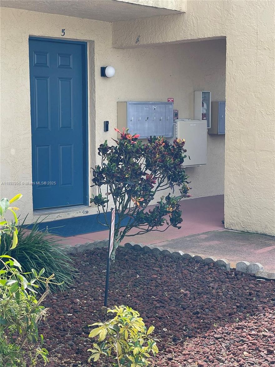 Beautiful single-story condo/ townhouse on the ground floor in Cape Coral, move-in ready. 2 bedrooms, 2 bathrooms remodeled in 2022 with modern sliding doors, kitchen renovated in 2025 with pantry and new appliances. Bright living room, new closets and doors. Assigned parking and pool in front of the unit. All appliances included, washer and dryer inside the apartment. water included in the association payment. Close to schools, Walmart, hospital, and gas stations. Perfect for living or as an investment.