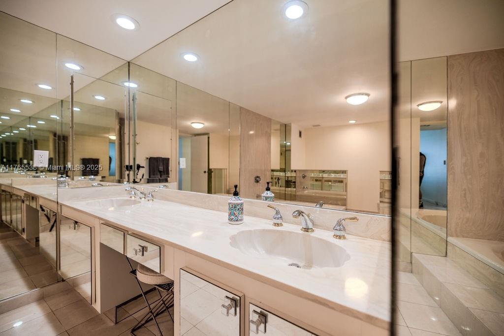 AQUARIUS CONDO - Residential