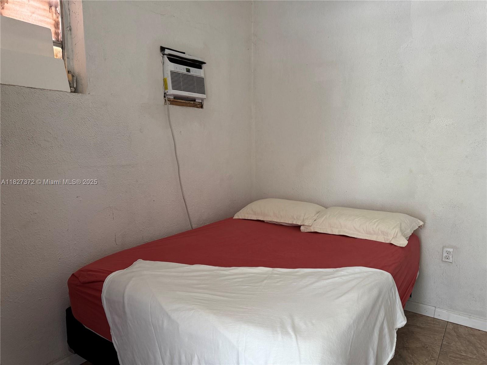 Clean Studio/efficiency unit. FAST MOVE IN Just freshly painted, with private entrance, private bathroom and small kitchenette. WONDERFUL East Hollywood location VERY close to Downtown and the BEAUTIFUL HOLLYWOOD & DANIA BEACHES. Easy walking Access to US-1 for bus route, and walking distance to shopping. ONE PARKING SPOT included. Great for one person that works nearby, it's like having your own little place to come home to.