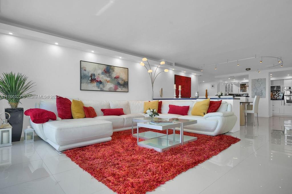 6039 Collins Ave 1126