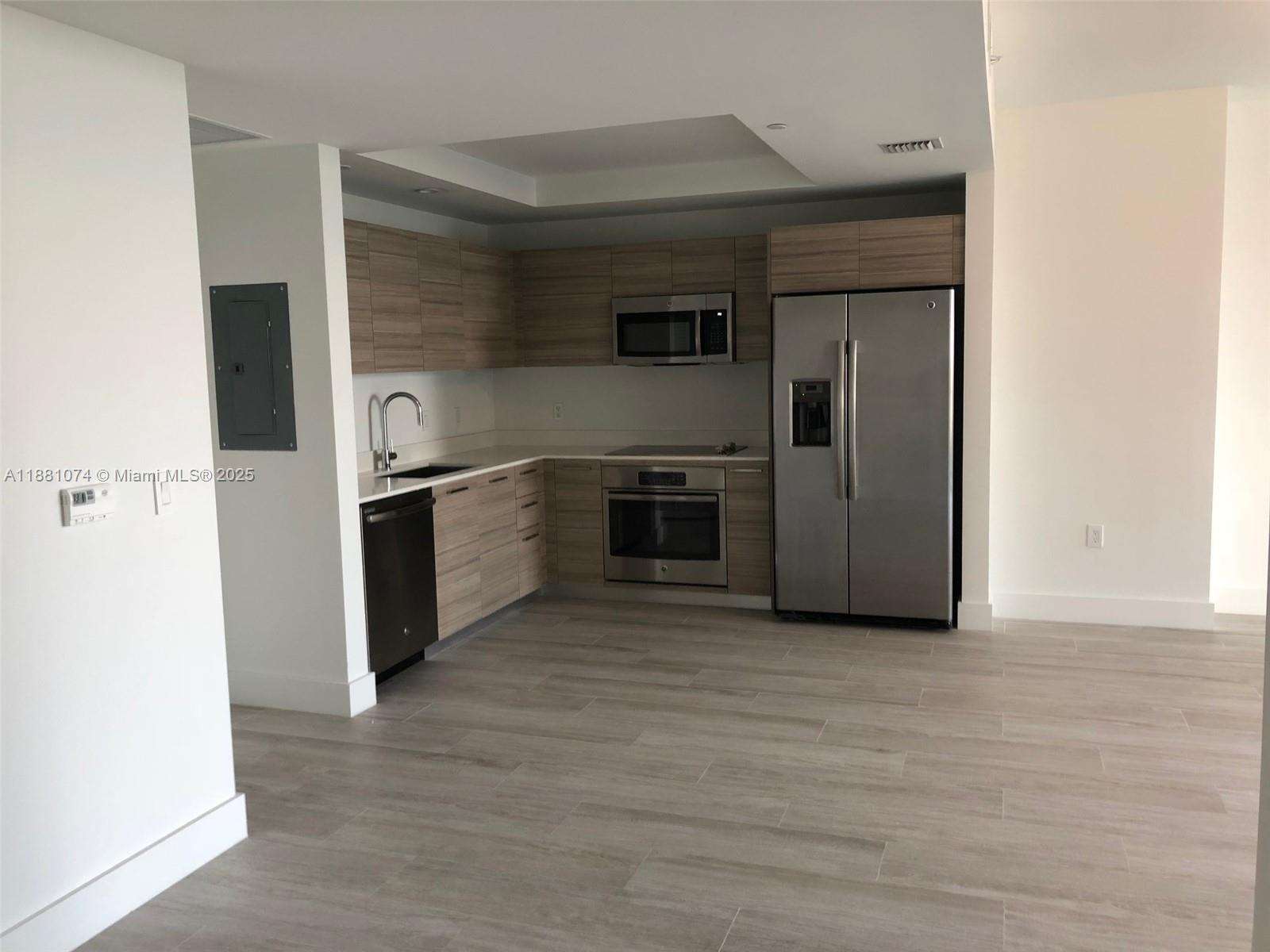 121 NE 34th St 812