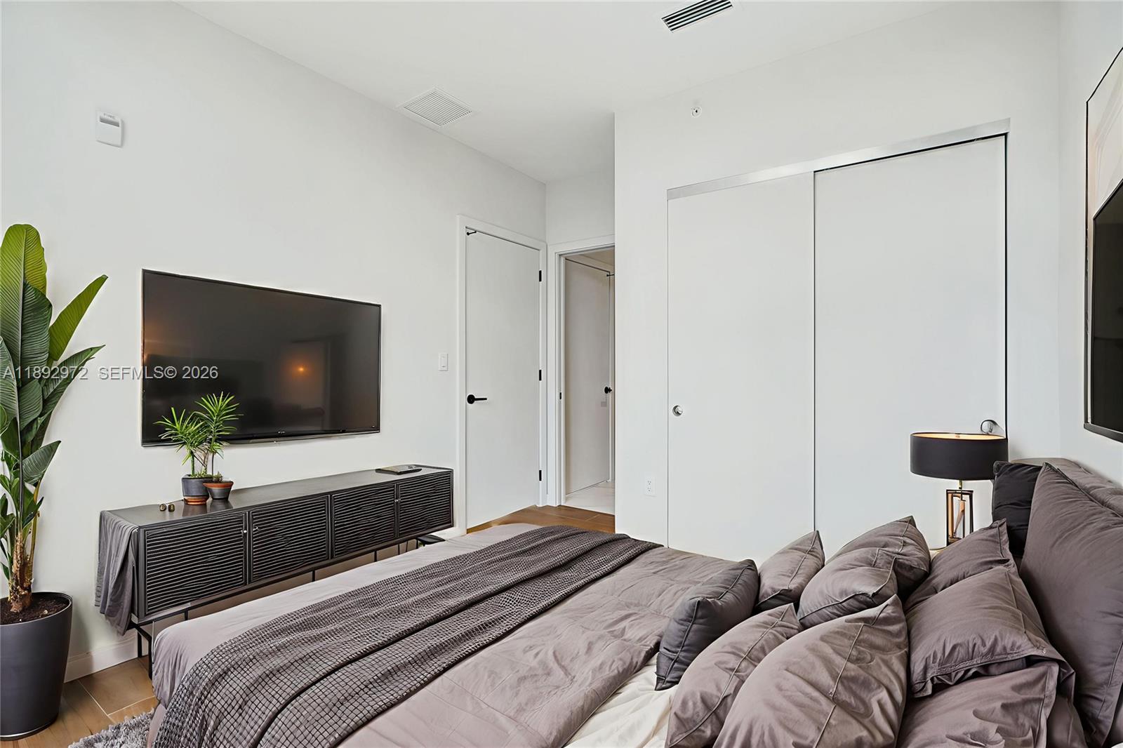 LC WHITES - Residential