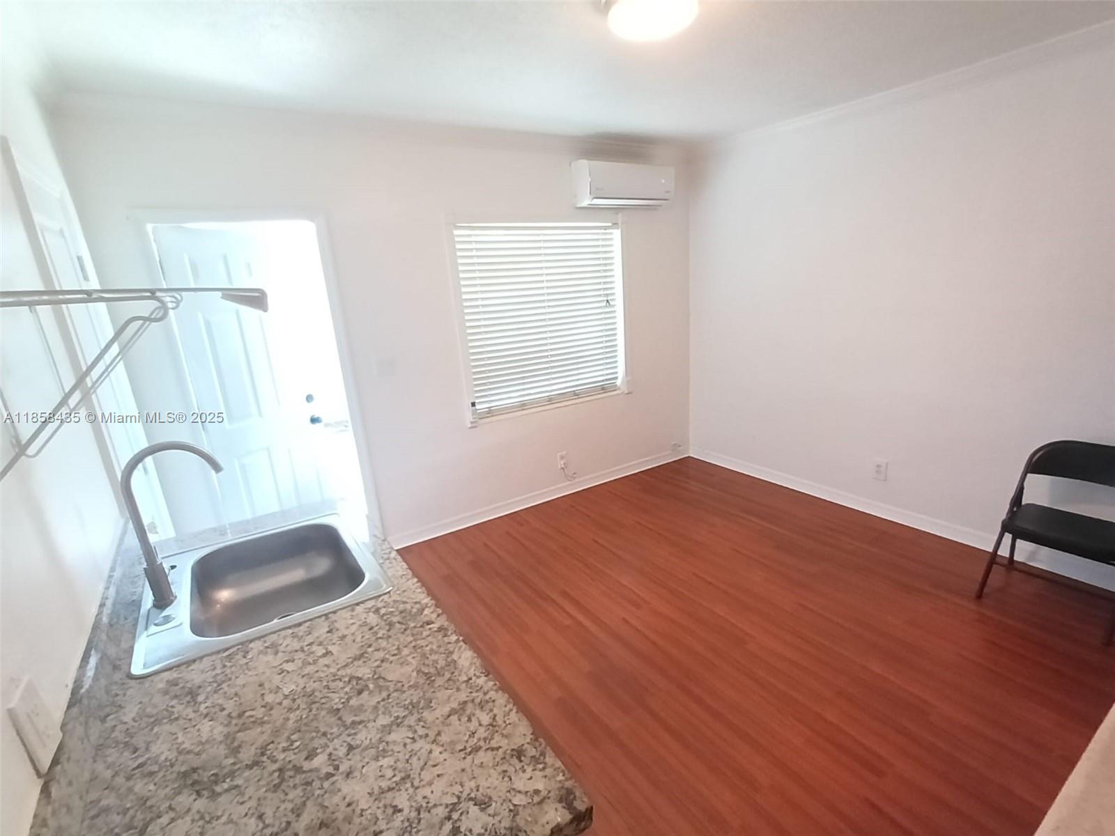 Don't miss this amazing studio, excellent location, quiet, parking