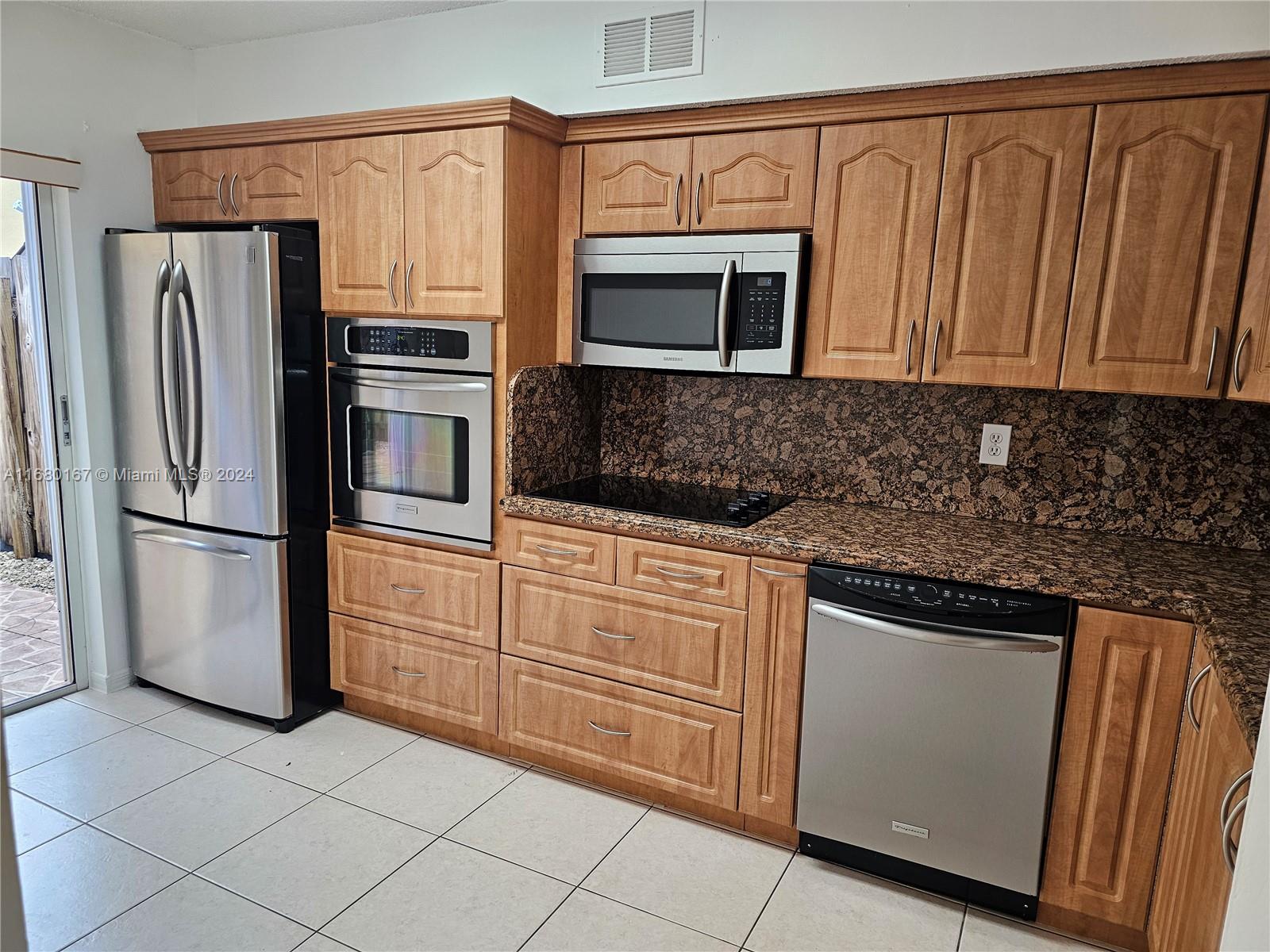 VISTA ALEGRE TOWNHOMES VI - Residential Lease