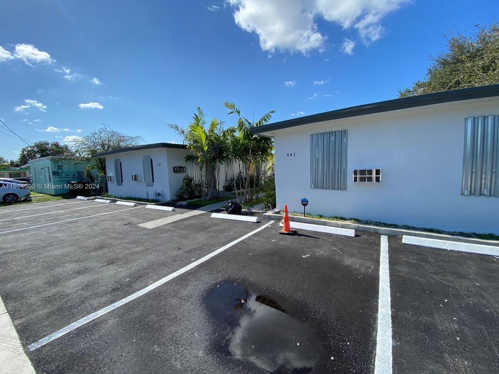 Photo of 637 NW 15 Ter, Fort Lauderdale, FL 33311 (MLS # A11514090)