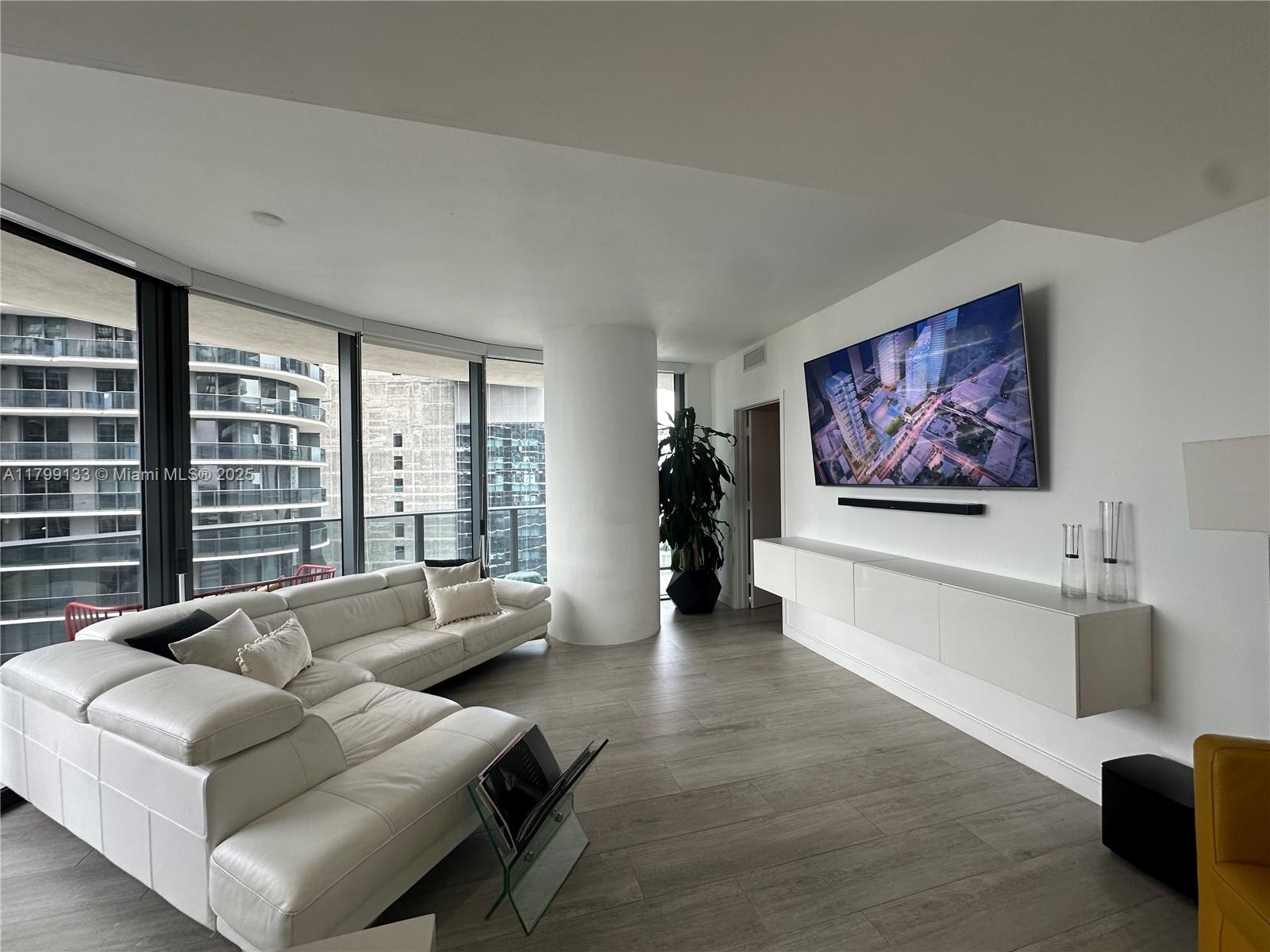 45 SW 9th St 2501