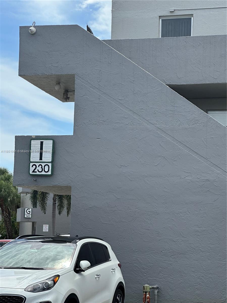 Location!! This spacious apartment for rent offers you the best comfort with 1 bedroom, 1 1/2 bathrooms, washer
and dryer. Don't miss out on this opportunity, contact us today! First, last, and security deposit, last three months'
bank statements - Screening process required by Landlord & Association.