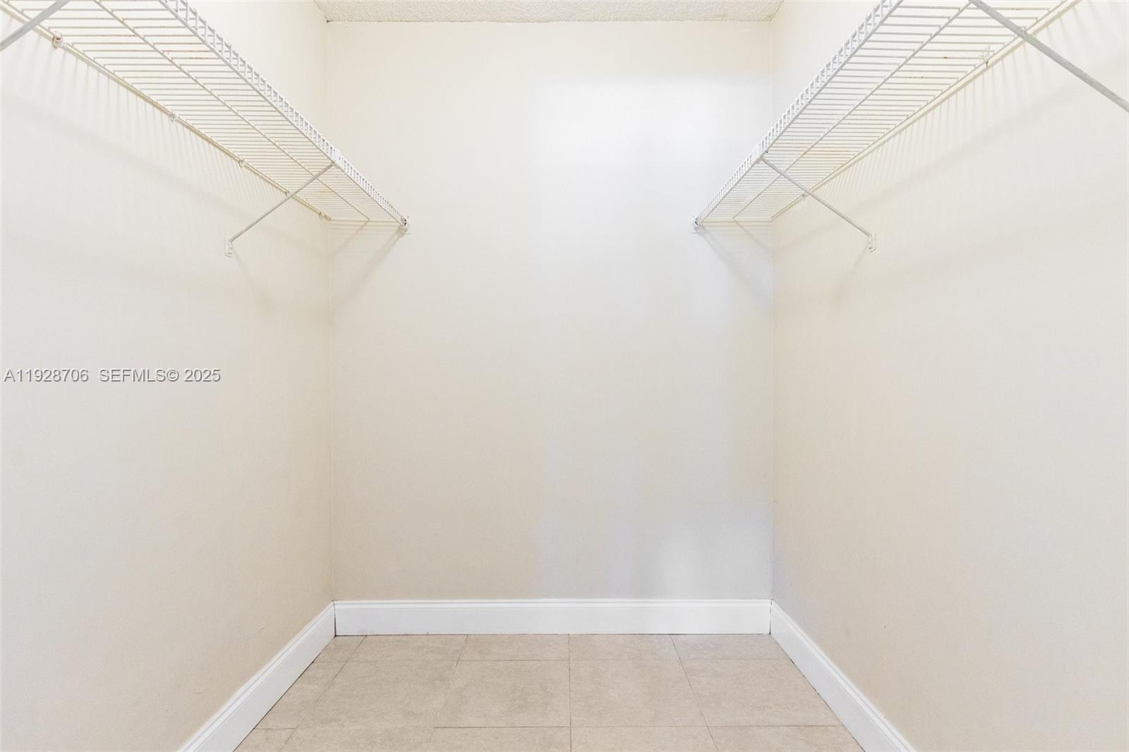 BUILDING 1B OF COUNTRY CL - Residential Lease