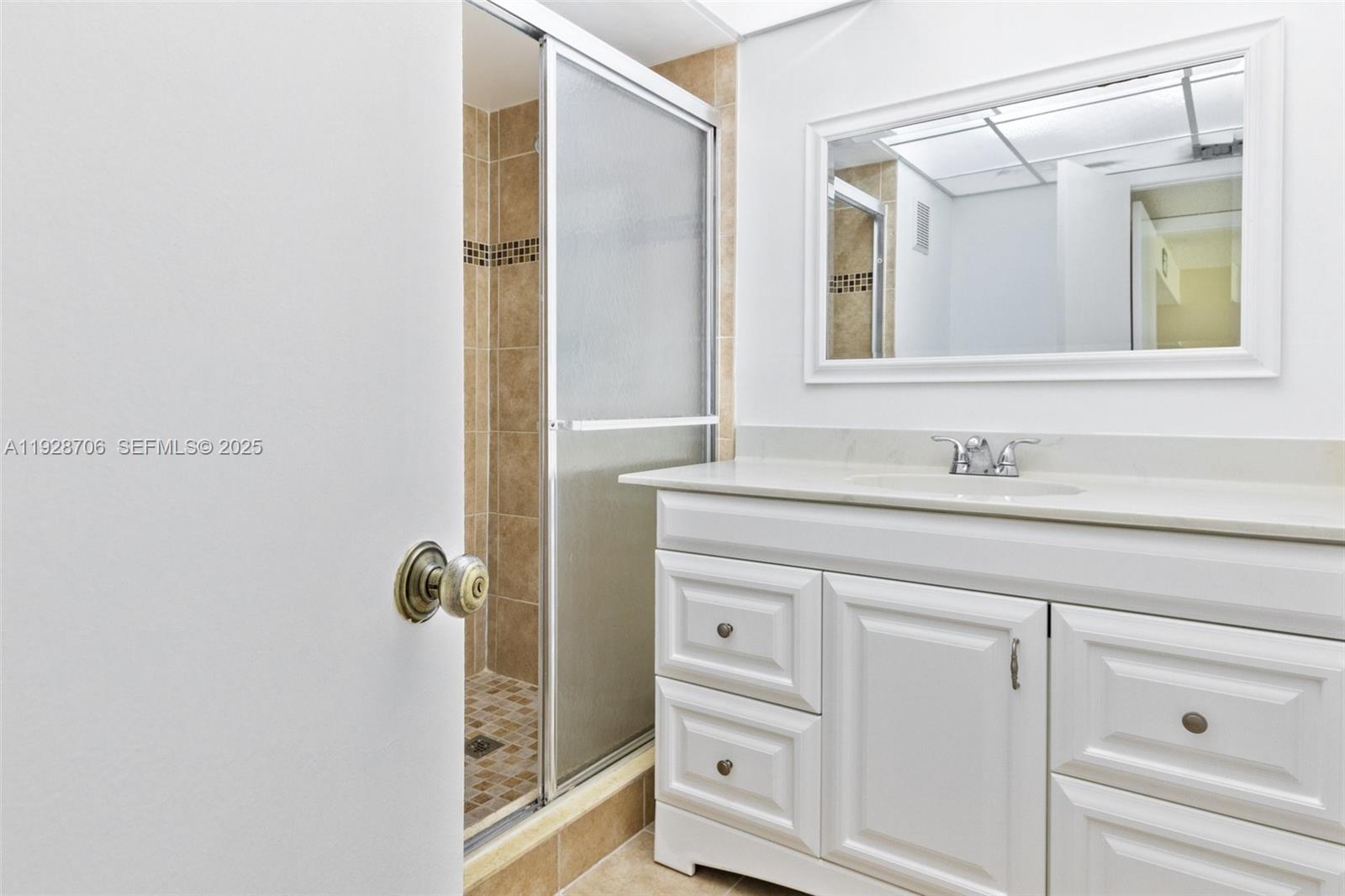 BUILDING 1B OF COUNTRY CL - Residential Lease